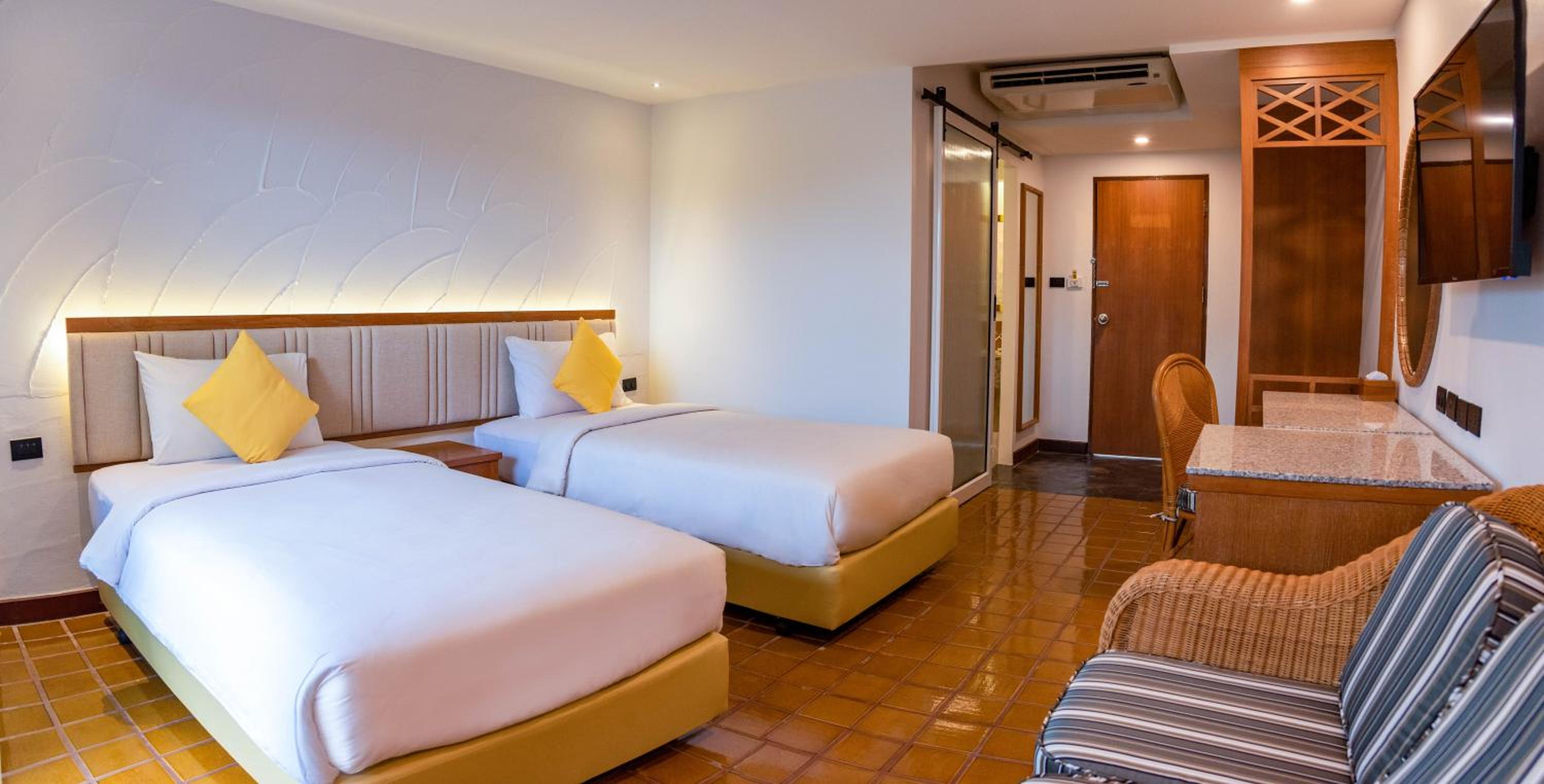 Deluxe Room Twin Bed - Photo 1