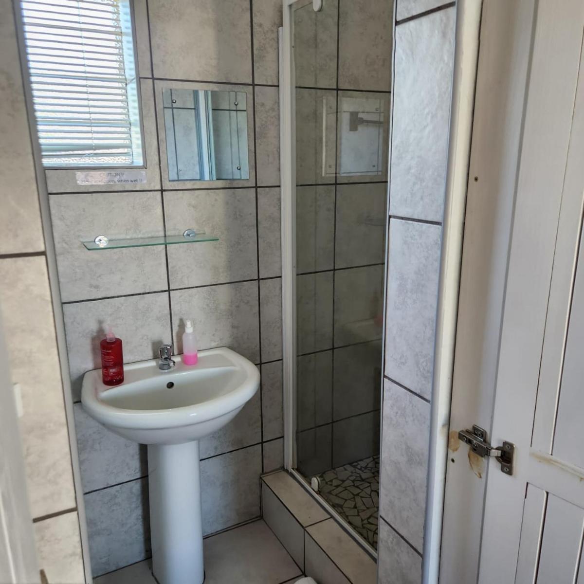 Twin Room with Private Bathroom photo 3