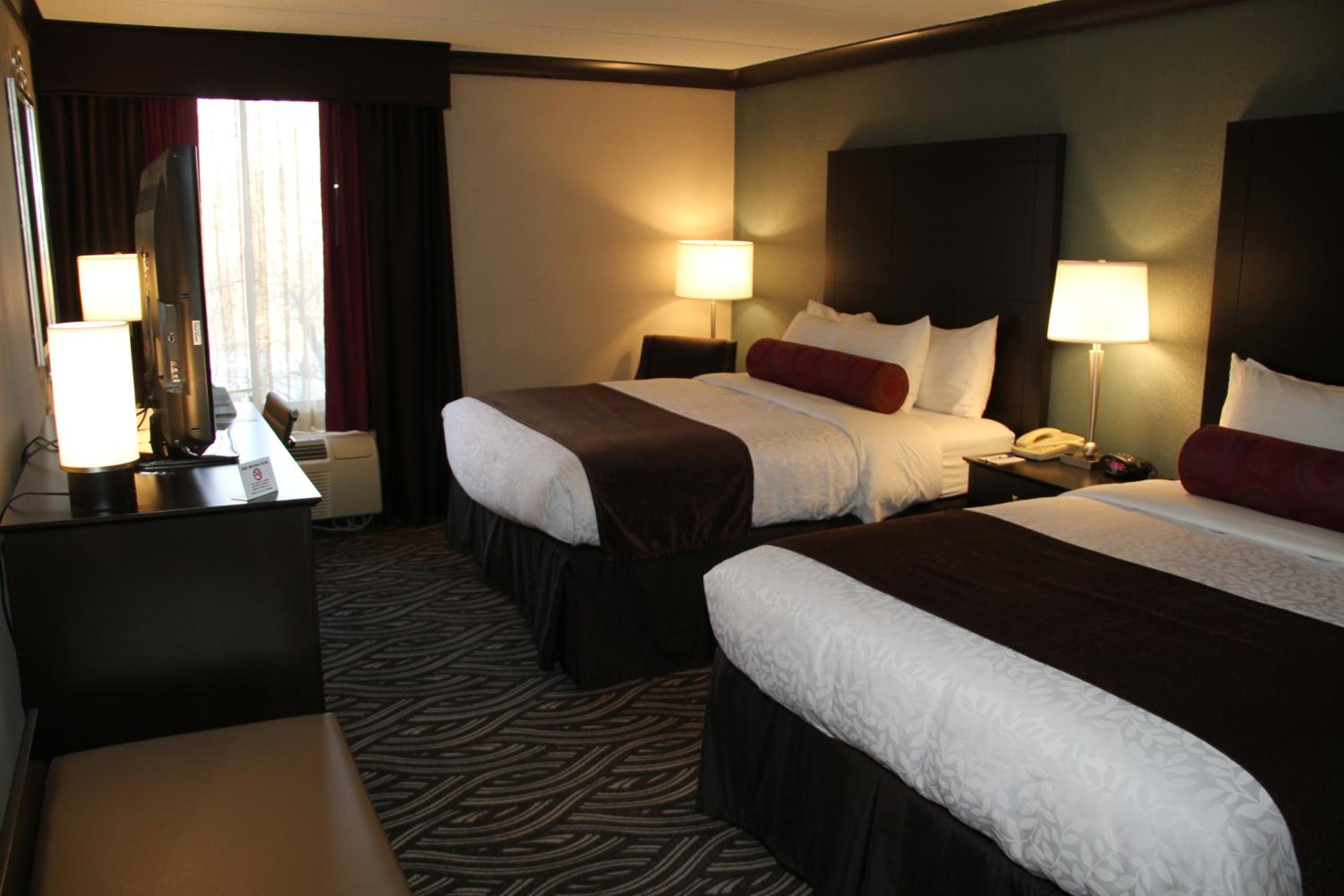 Queen Room with Two Queen Beds - Non-Smoking - Photo 10
