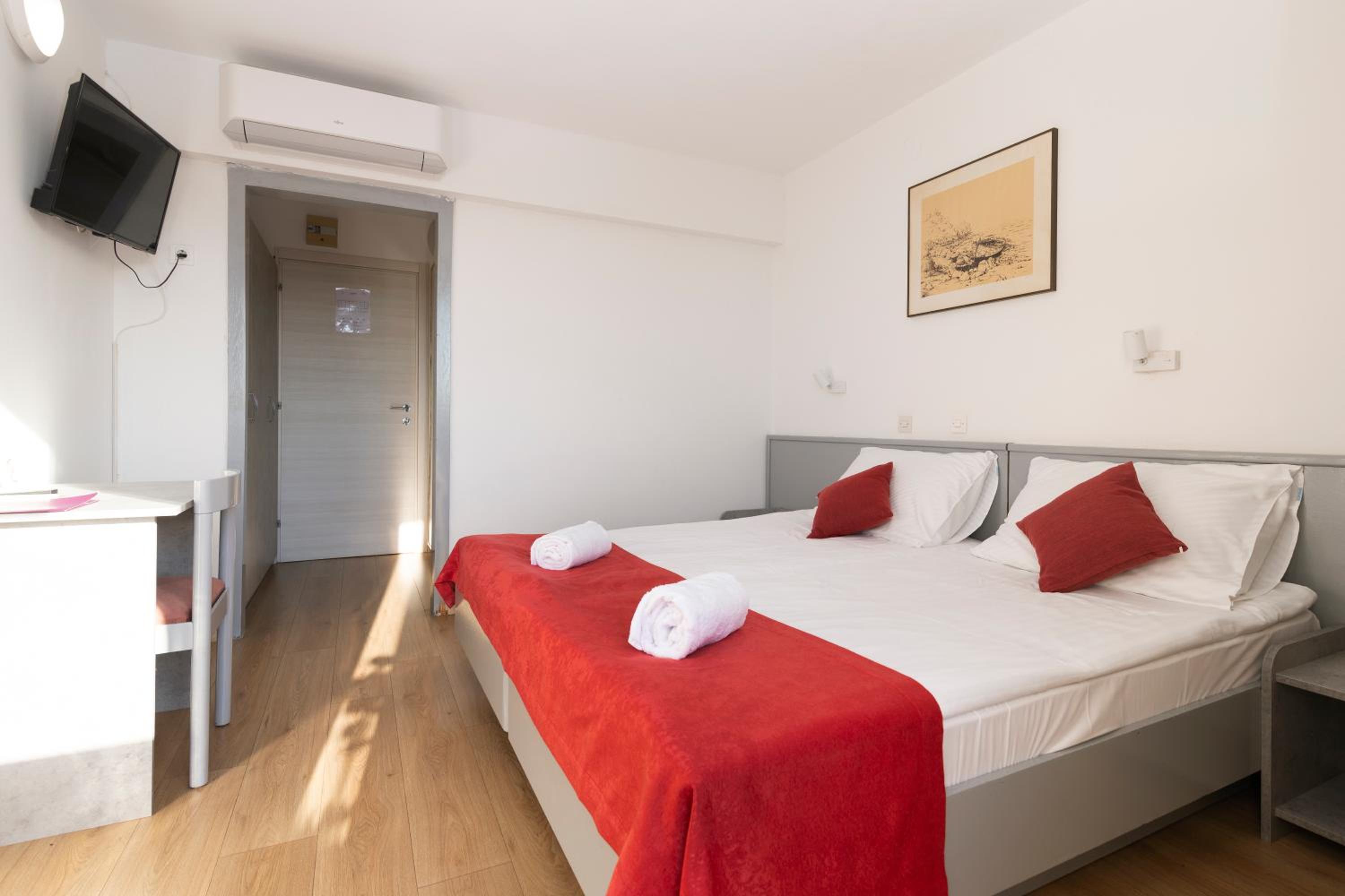 Standard Twin Room - Photo 1