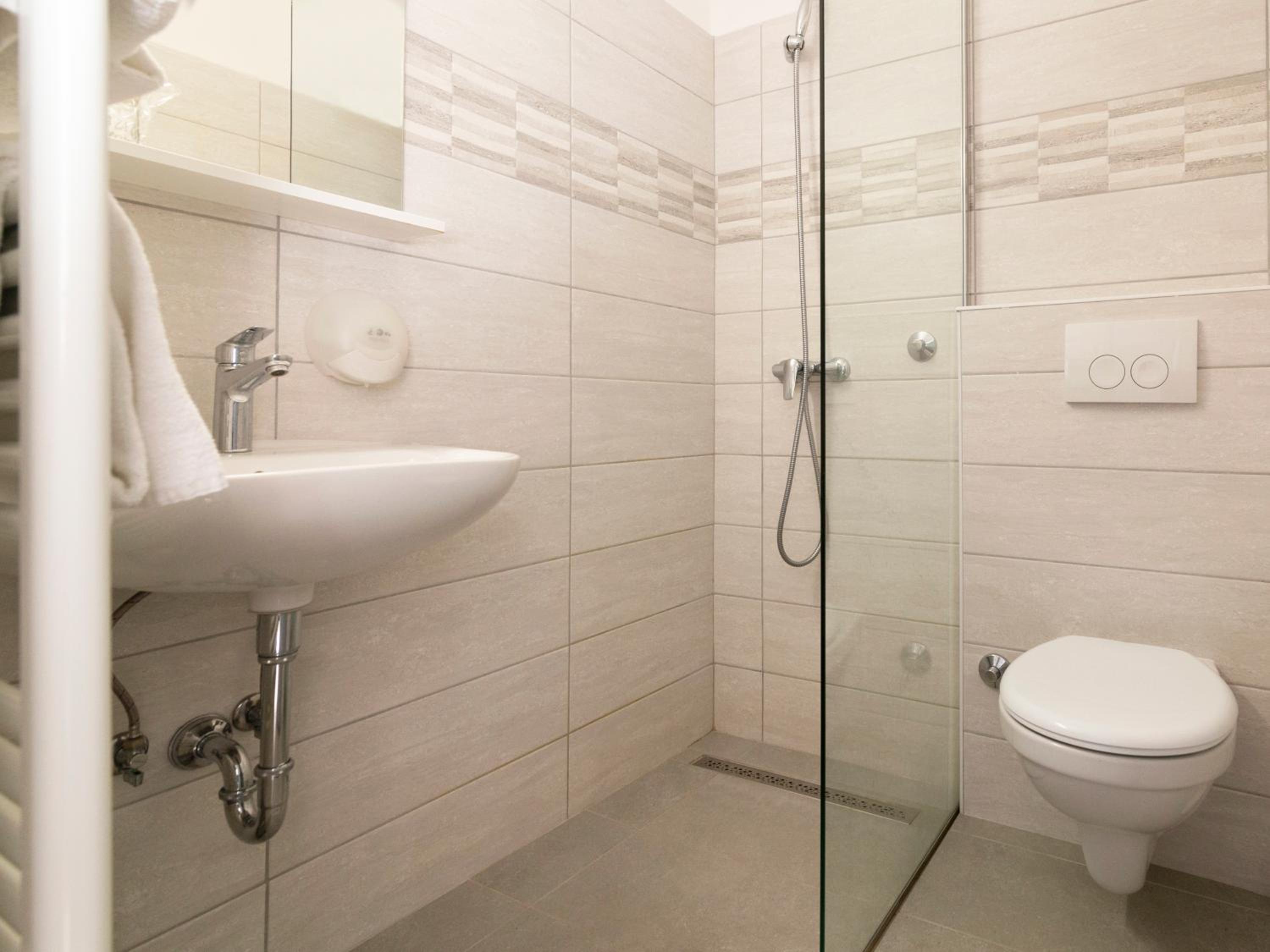 Standard Twin Room - Photo 11