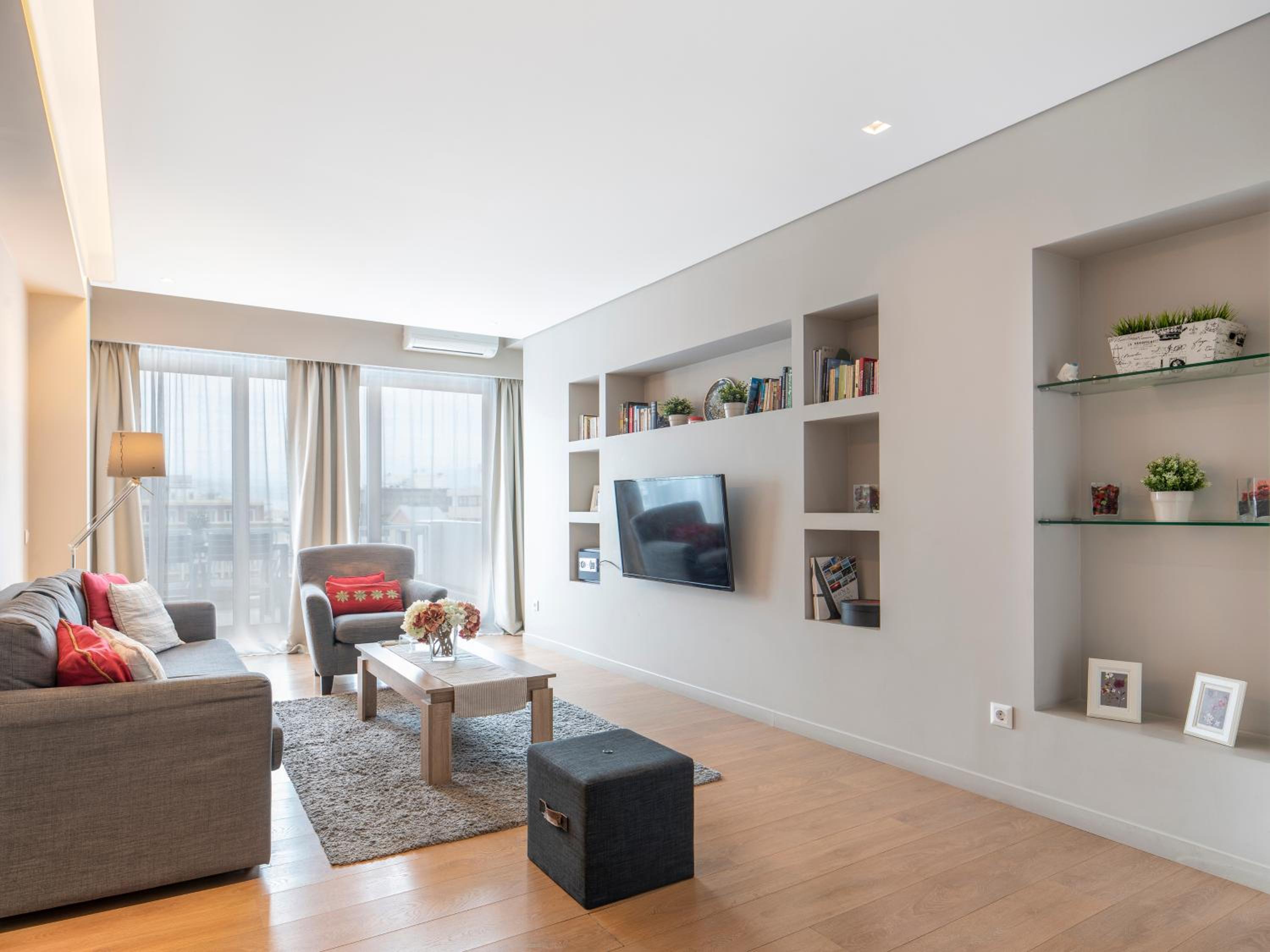 Deluxe Two-Bedroom Apartment with Balcony photo 3