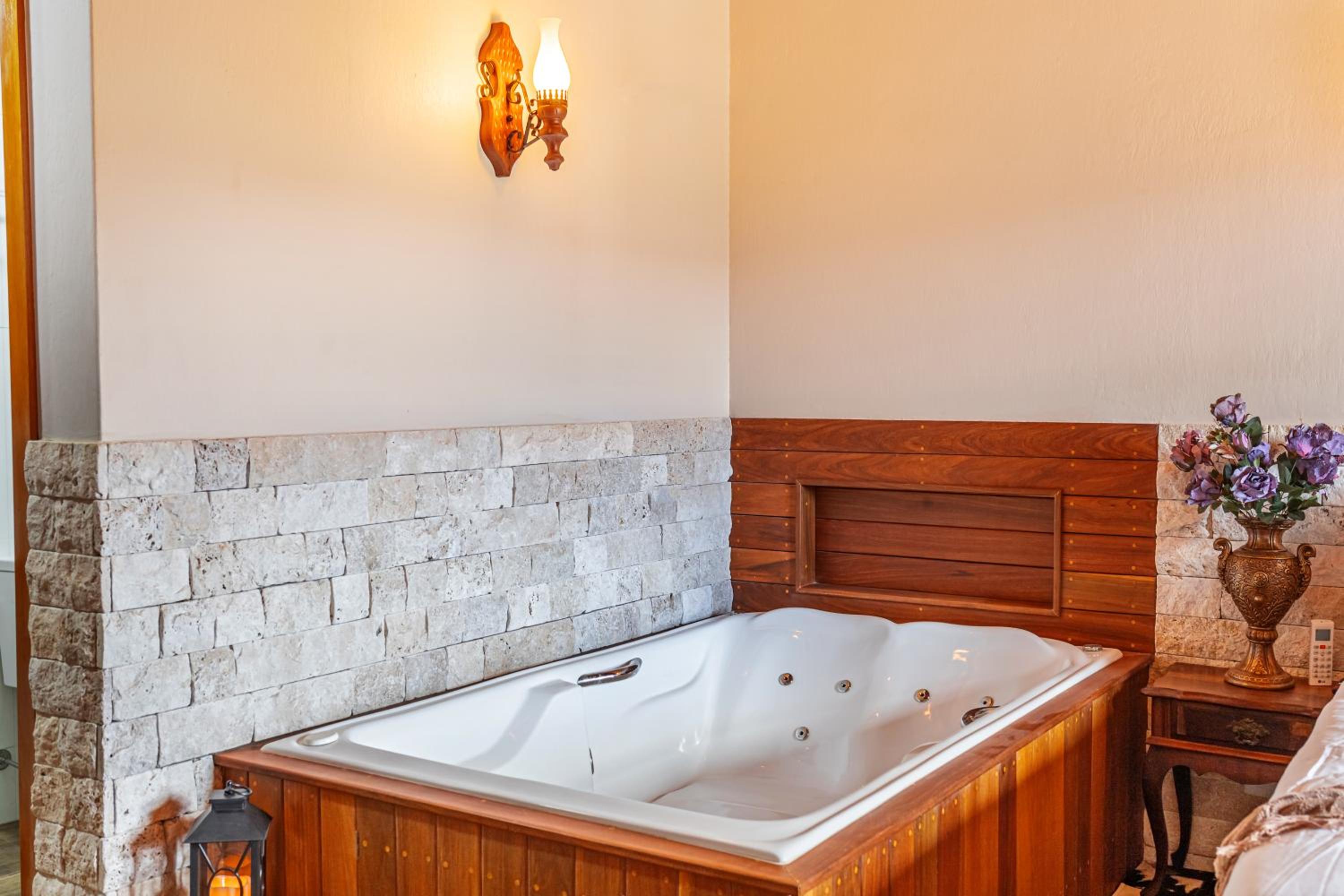 Queen Room with Spa Bath photo 2