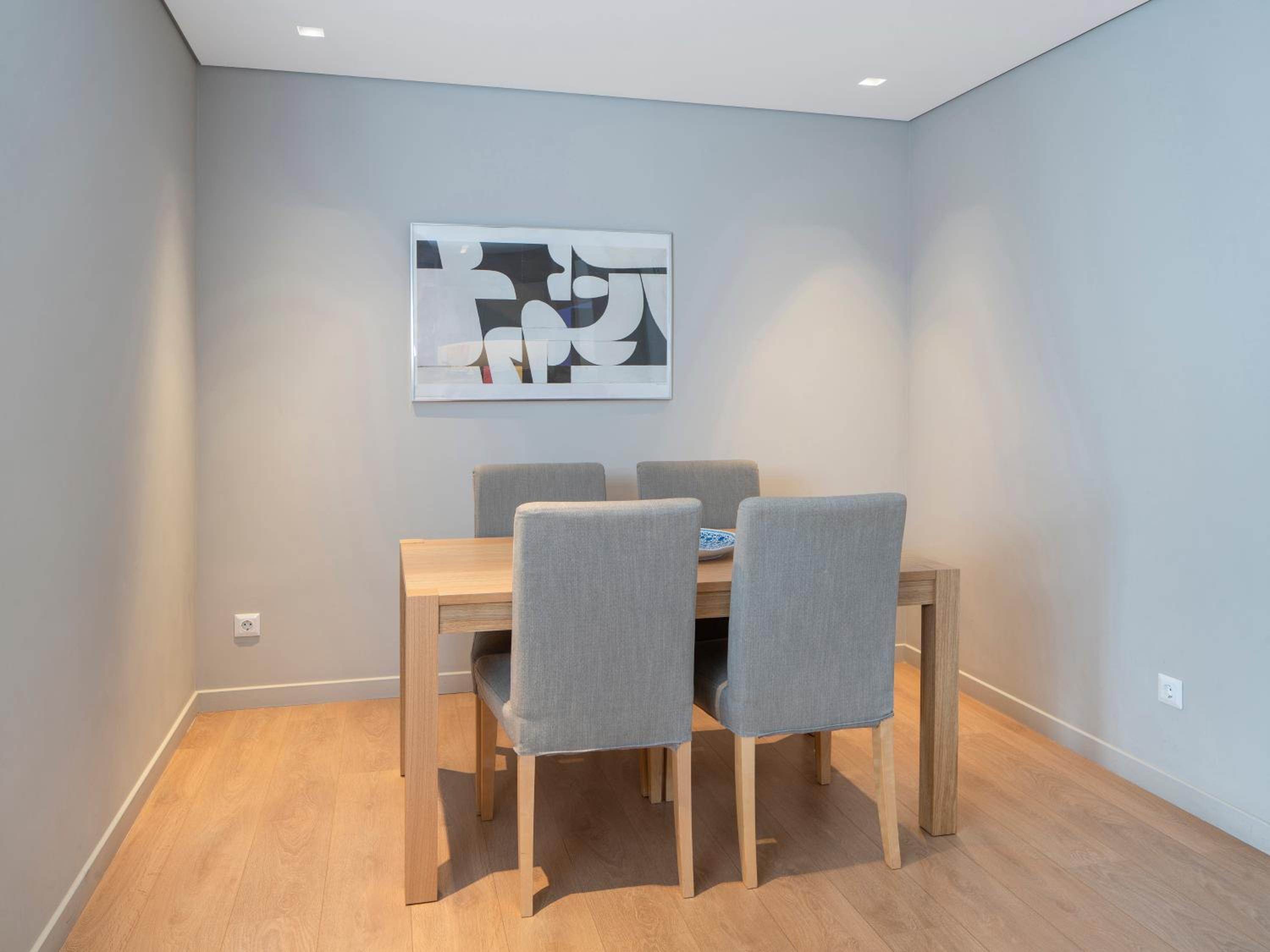 Deluxe One-Bedroom Apartment with Balcony  photo 2