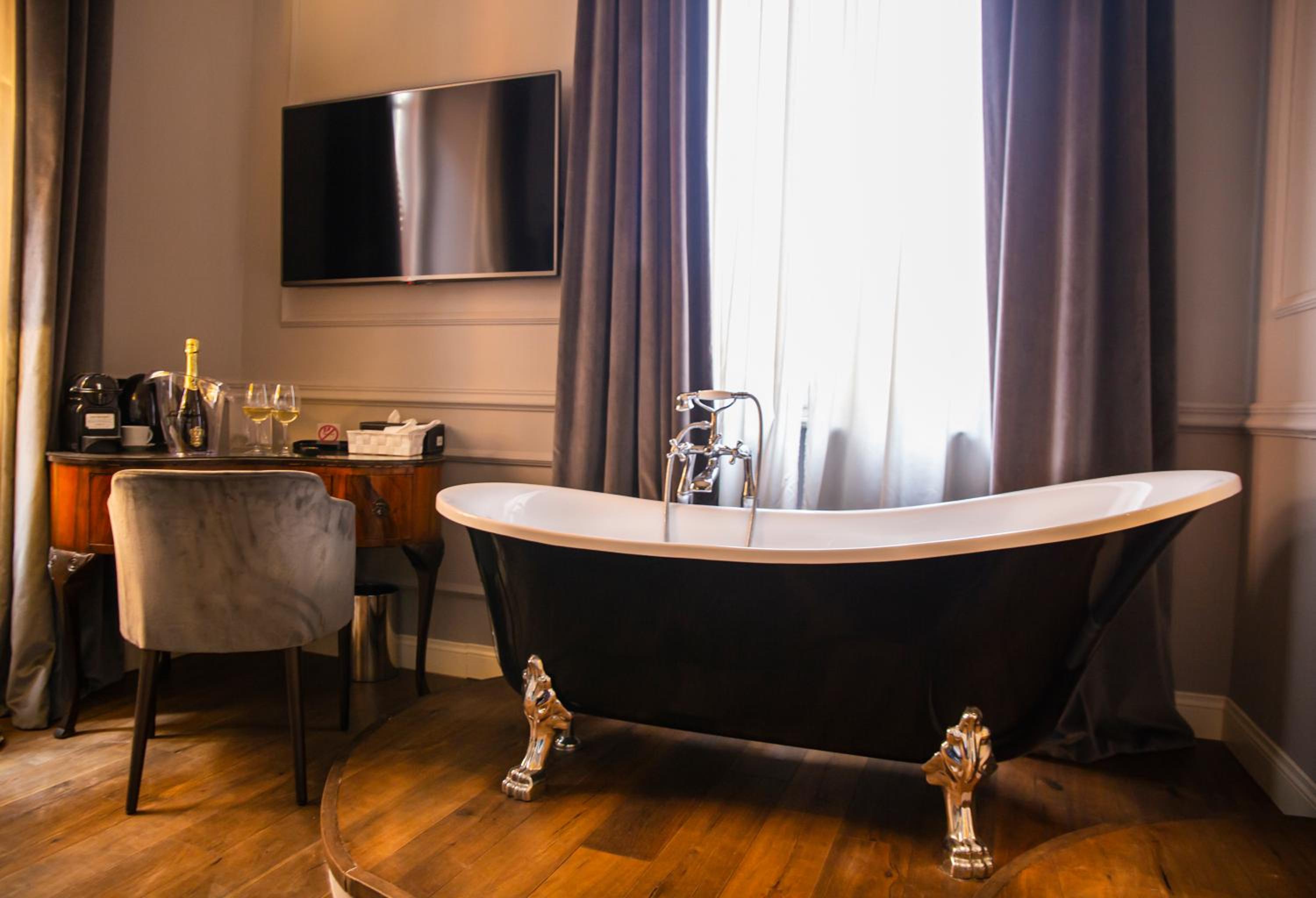 Deluxe Double Room with Bath photo 3