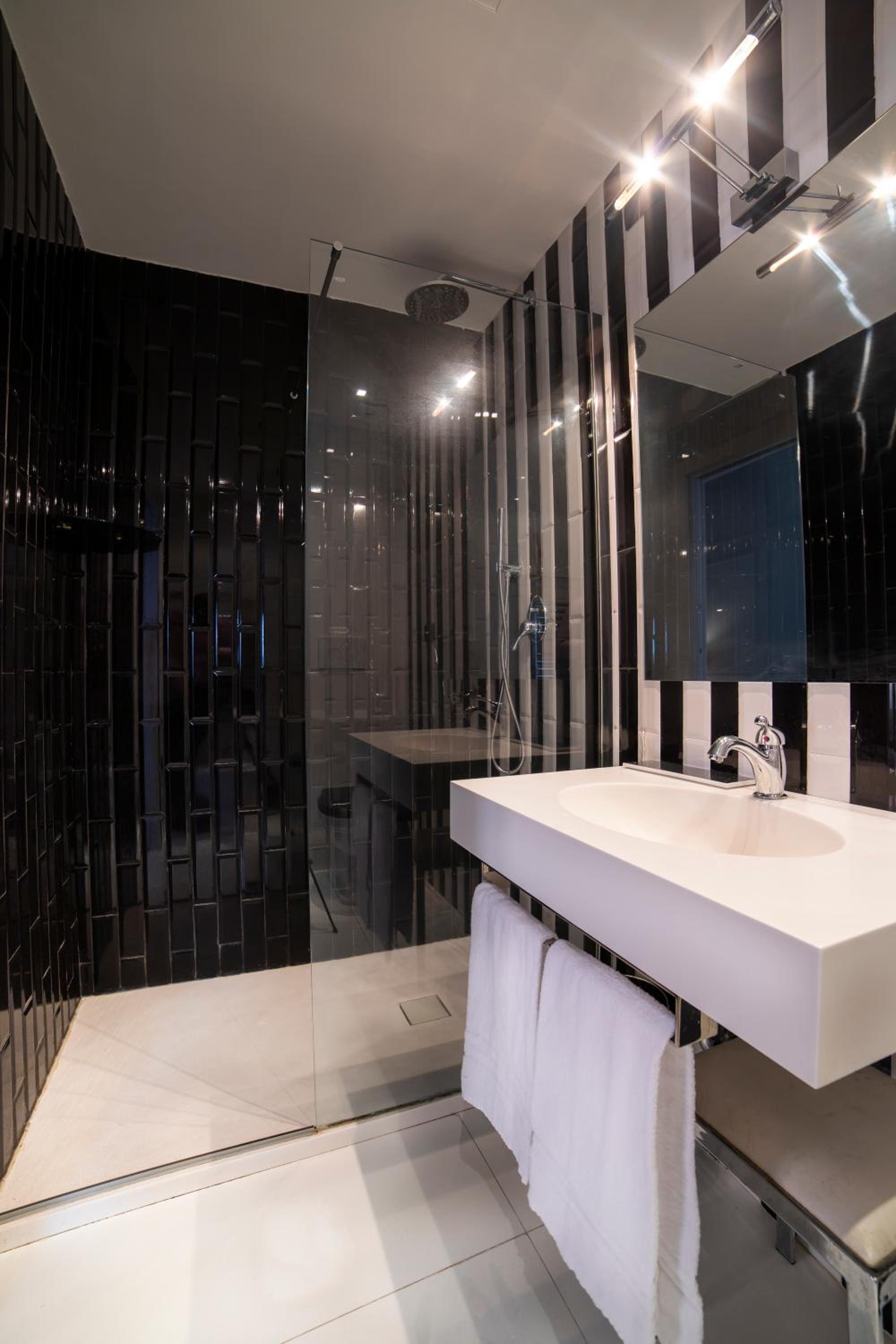 Deluxe Double Room with Bath photo 2