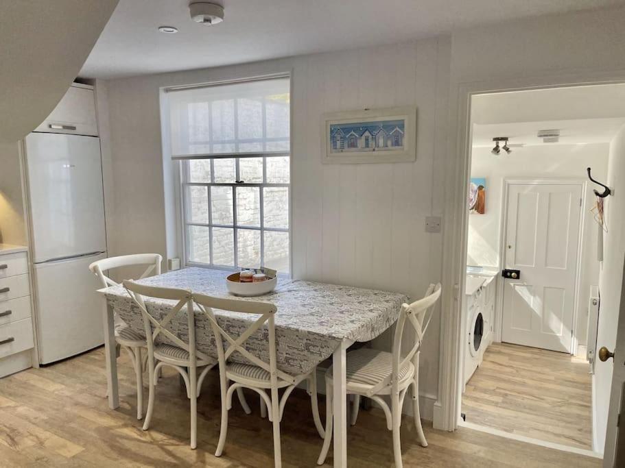 Three-Bedroom House photo 2