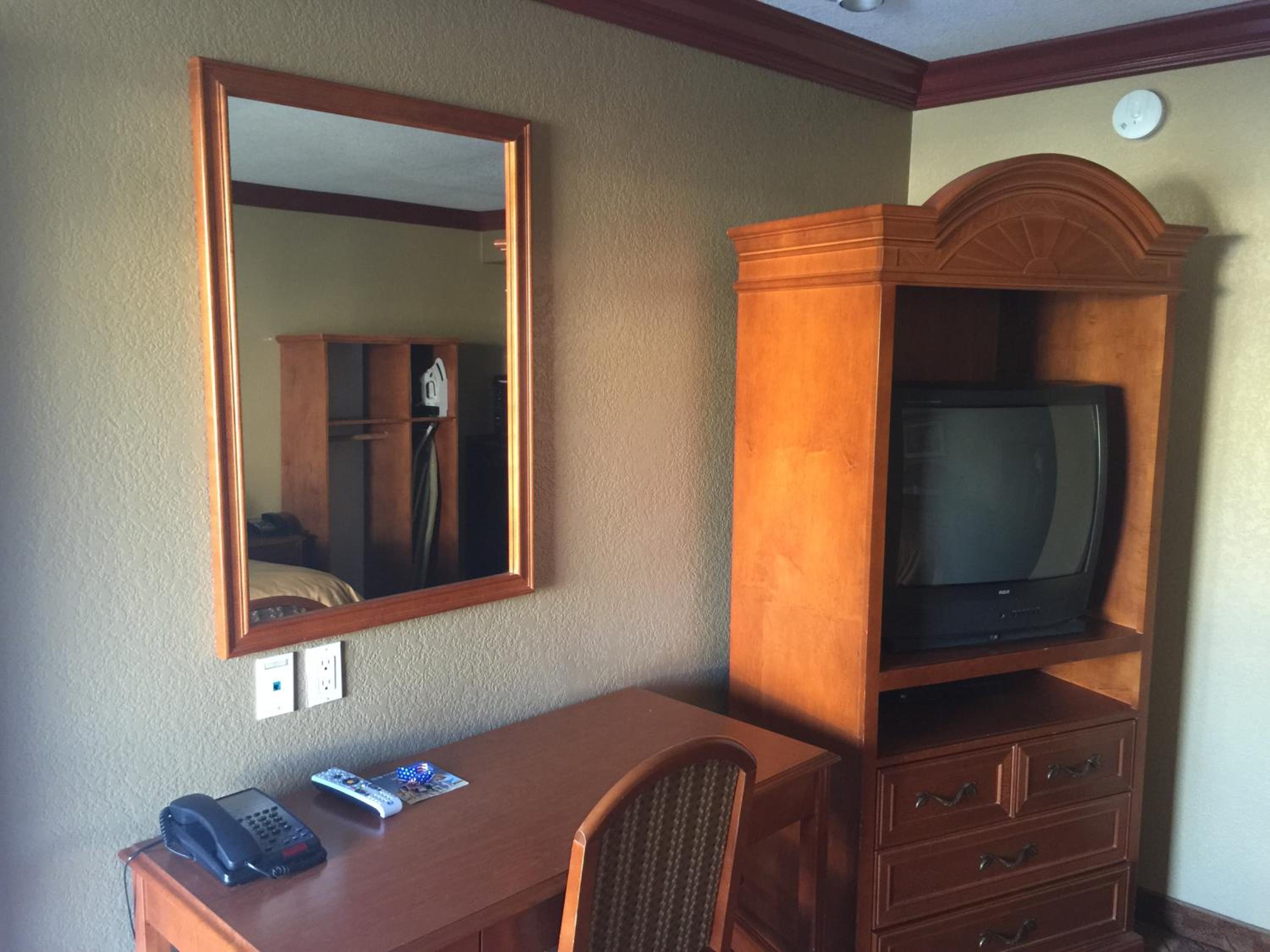 One-Bedroom Suite - Photo 3
