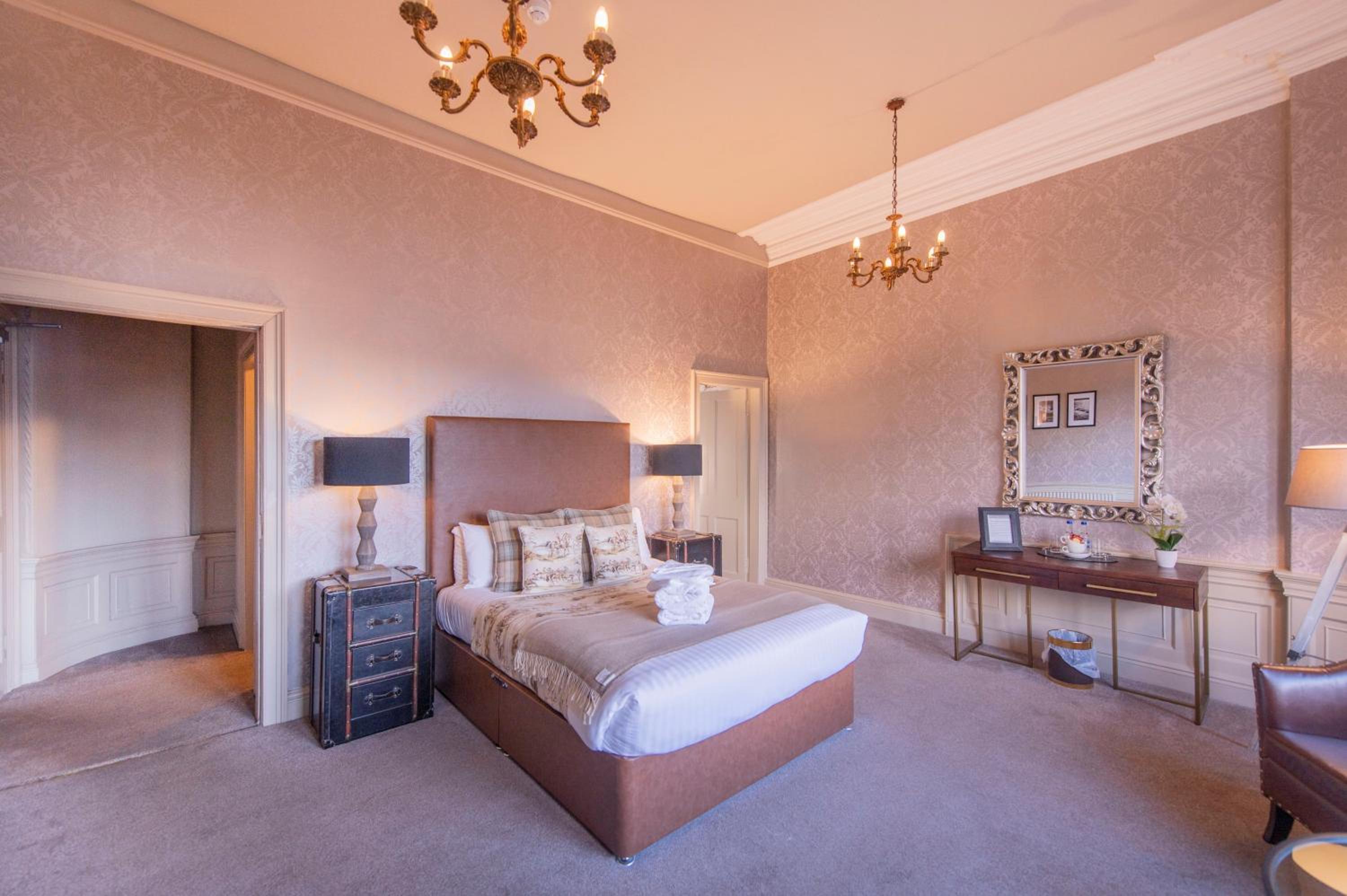 Deluxe King Suite photo 2