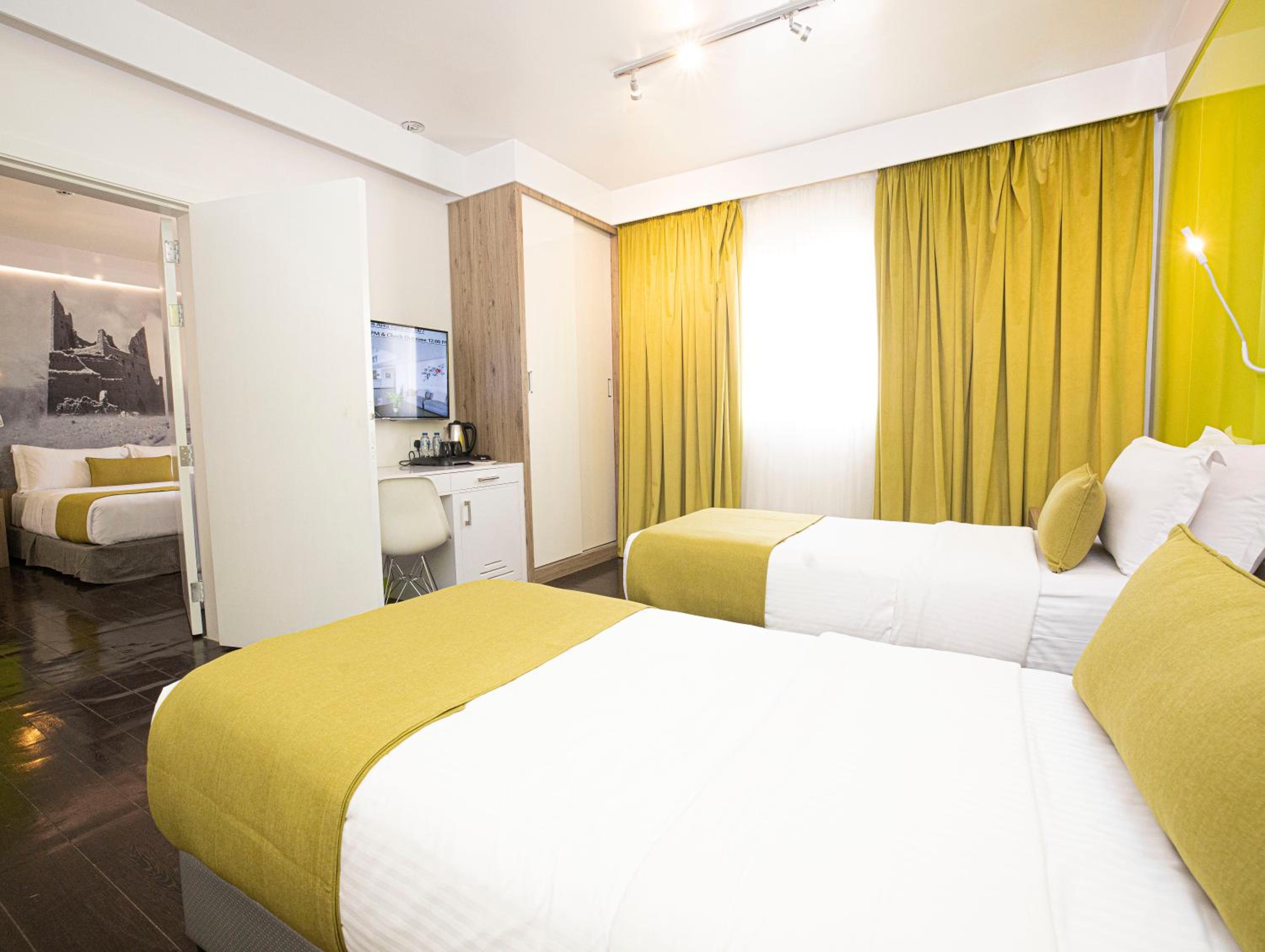 Deluxe Interconnecting Room With One King Bed And One Twin Bed