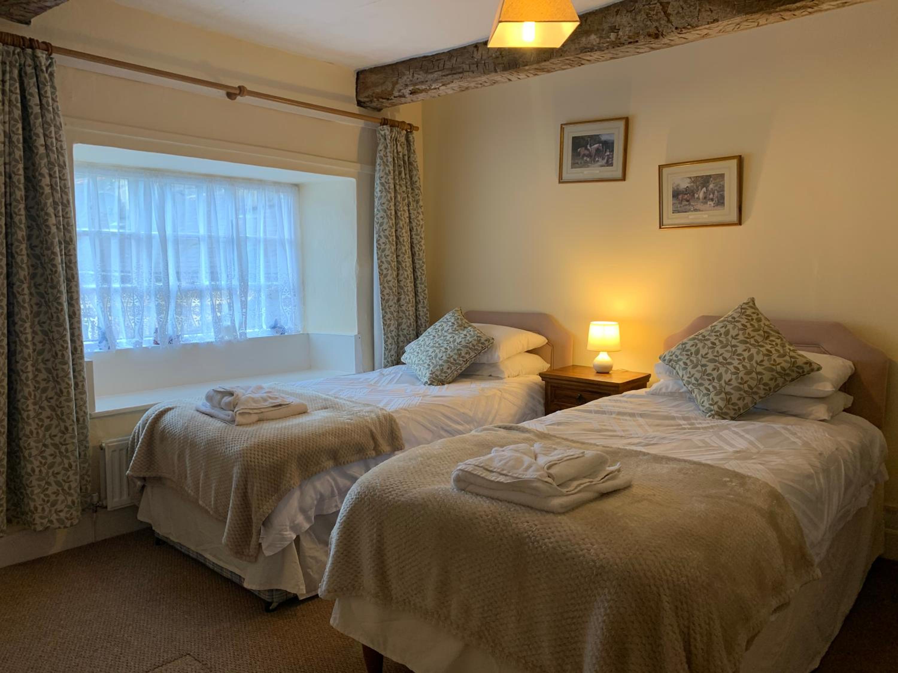 Standard Twin Room with Shared Bathroom photo 2