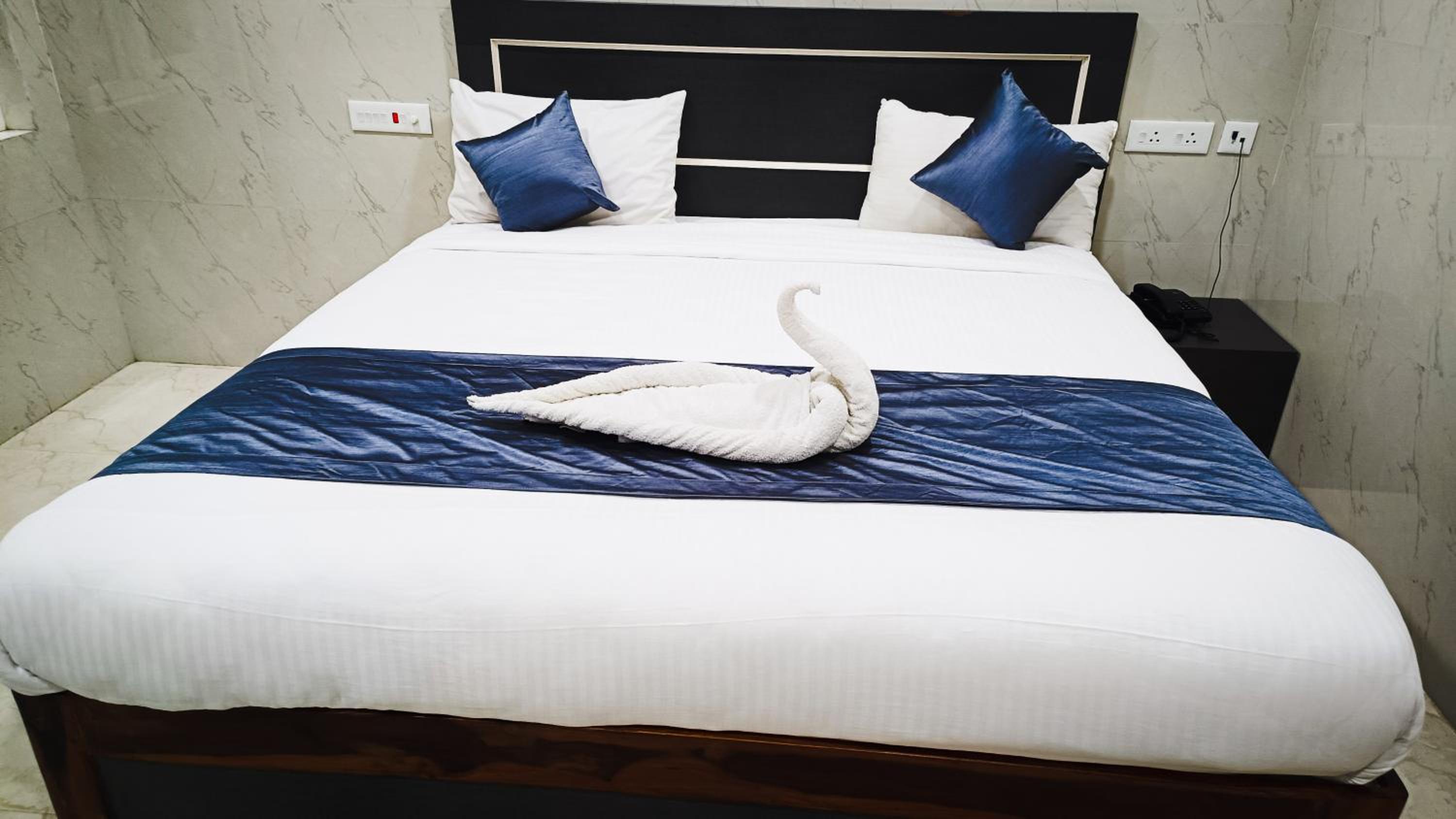 Deluxe Double Room (2 Adults + 1 Child)