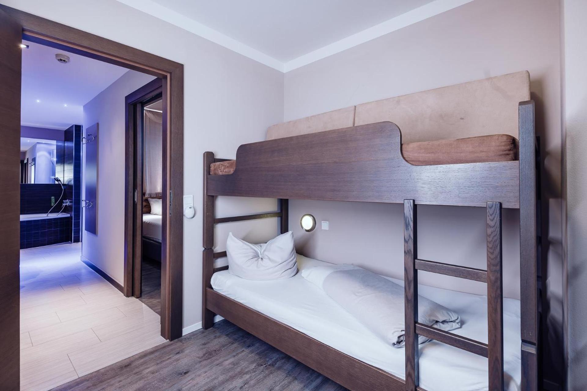 Deluxe Family Suite with 2 Bedrooms and Mountain View - Photo 4