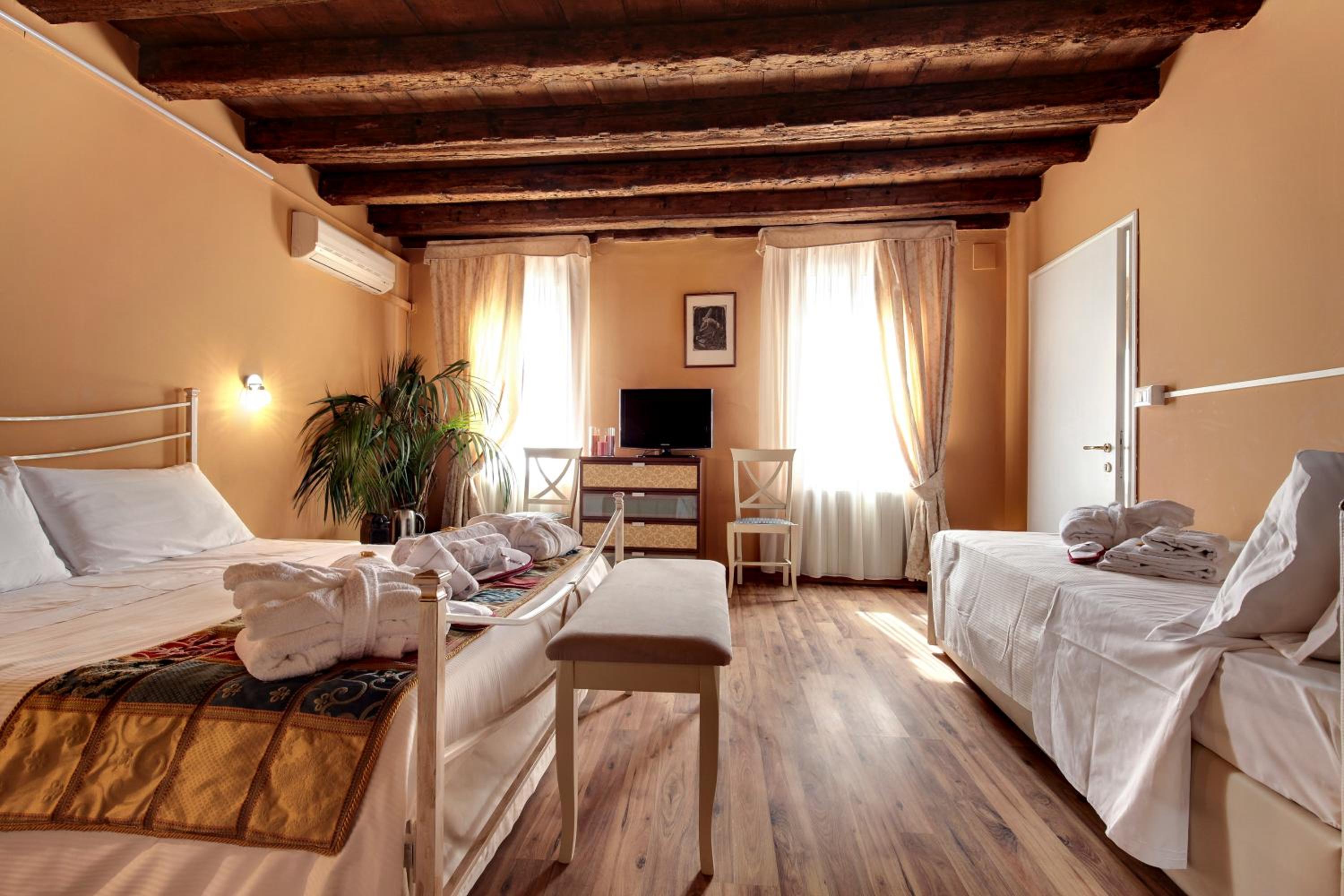 Double Room with Private External Bathroom photo 1