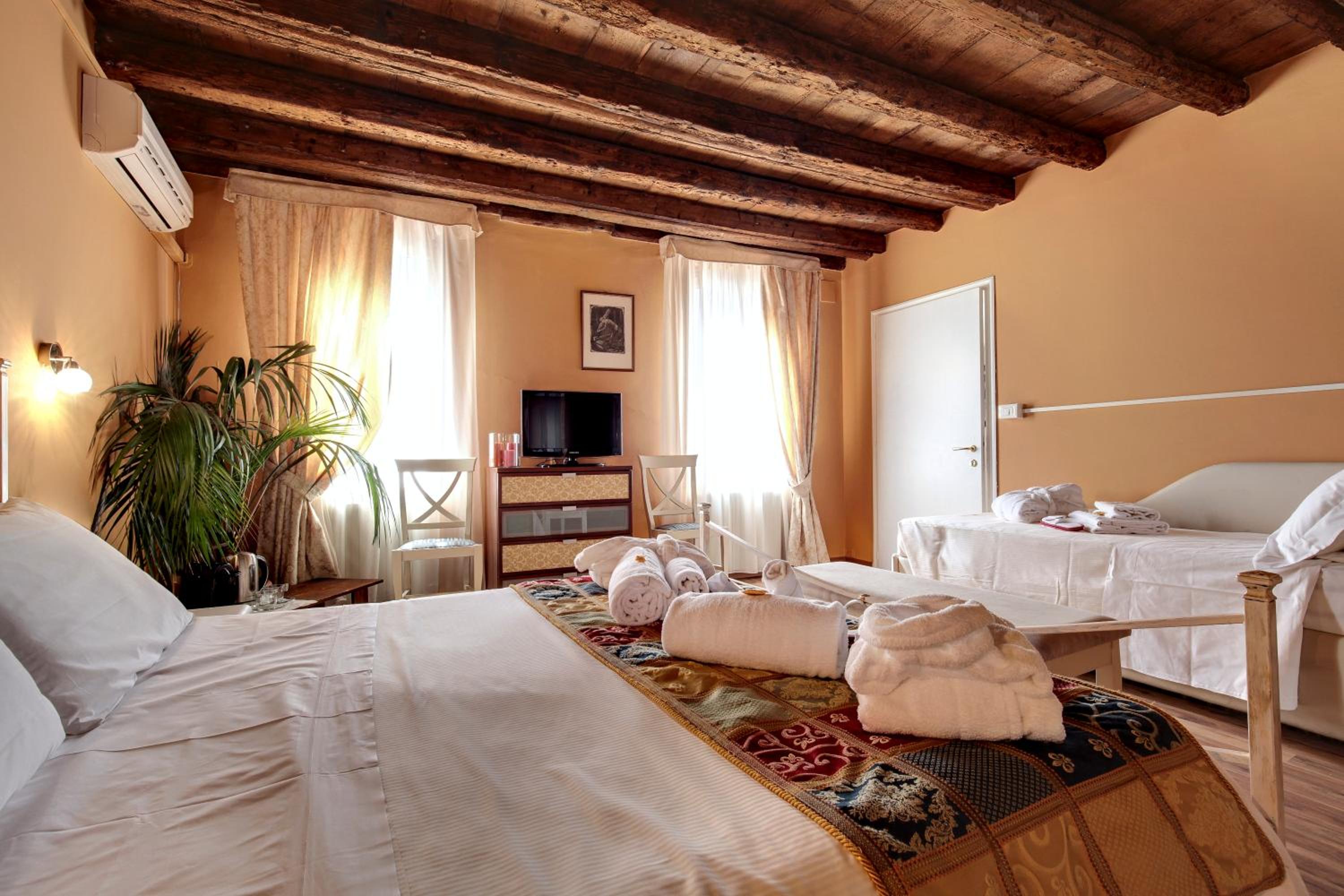 Double Room with Private External Bathroom photo 2