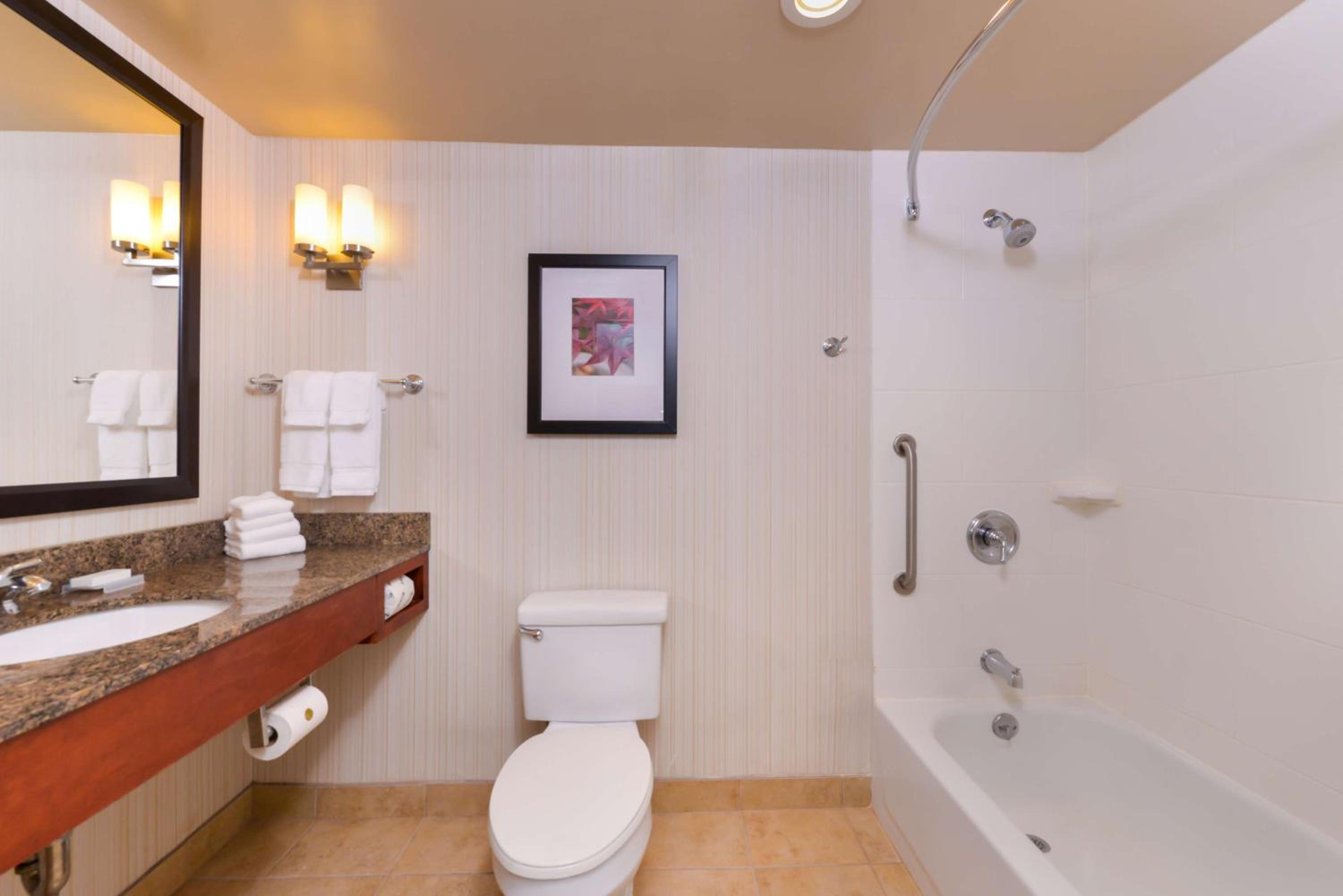 King Room with Bath Tub - Mobility Access