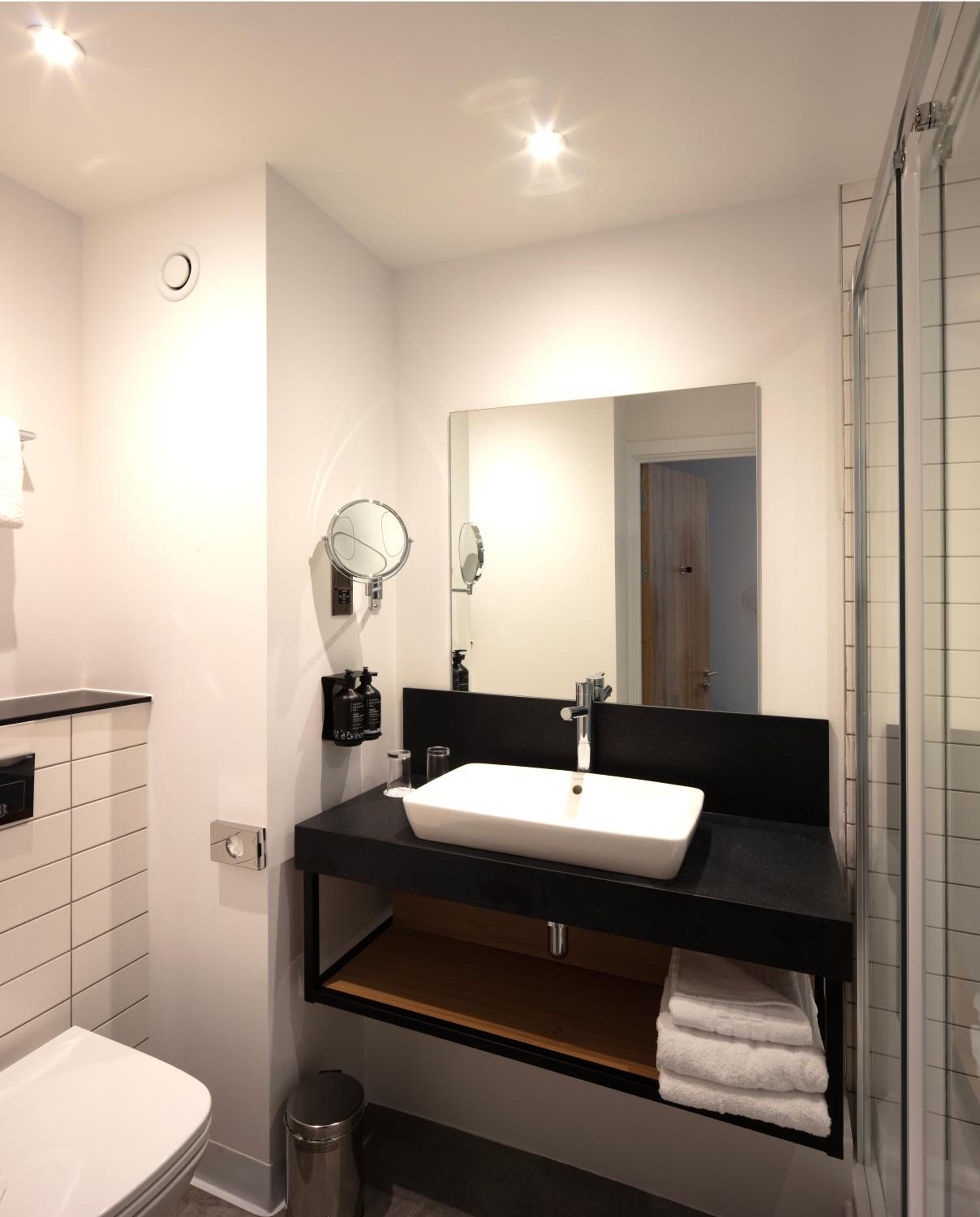 Standard Queen Room - Photo 15