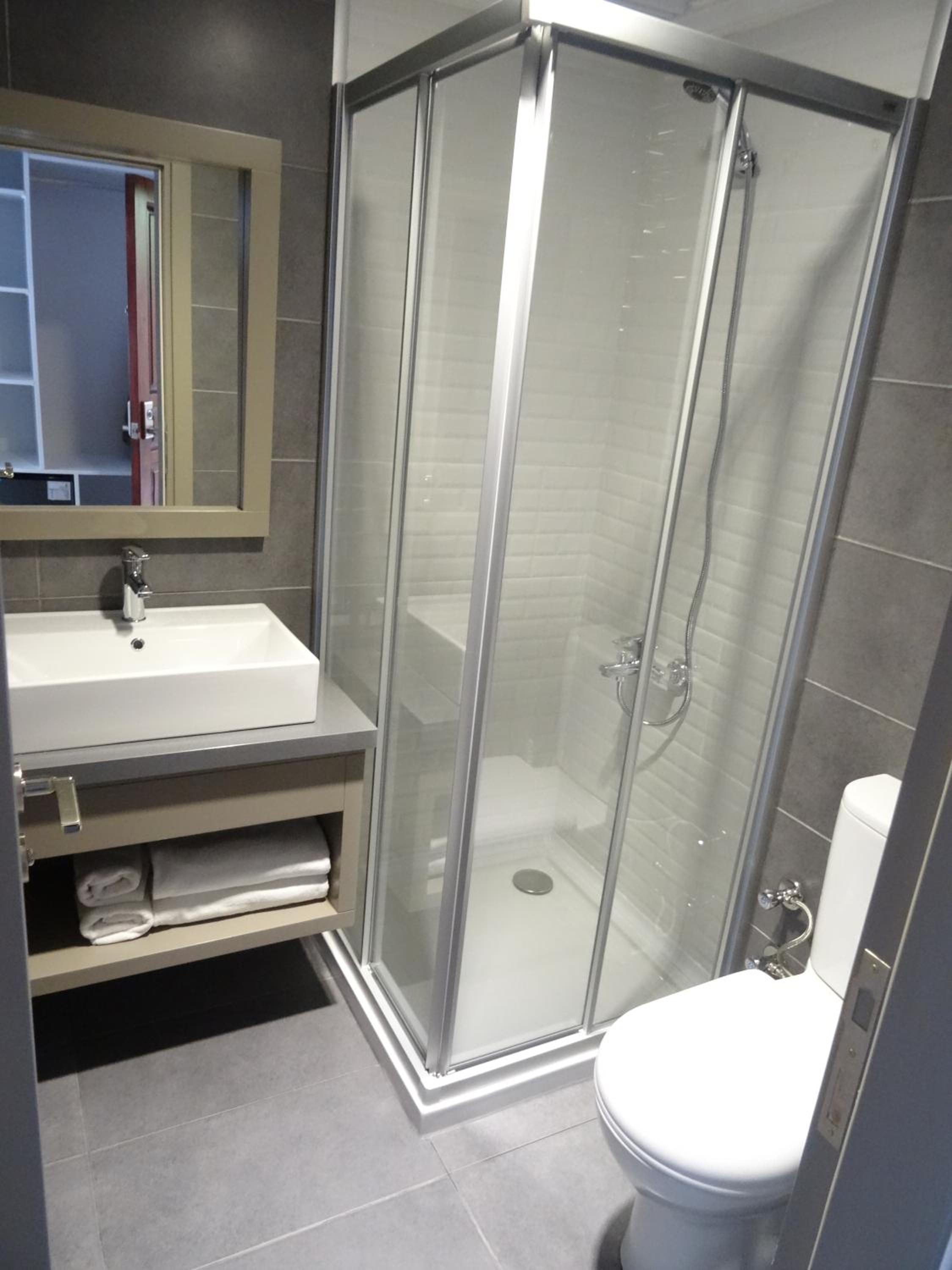 Standard Double or Twin Room - Photo 19