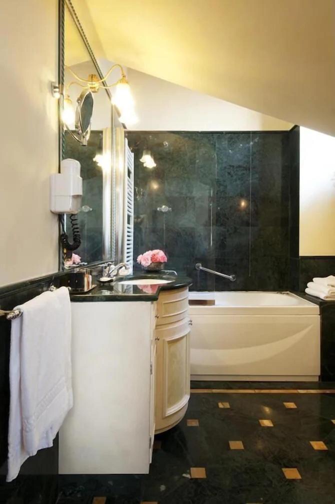 Junior Suite with Terrace thumbnail 5