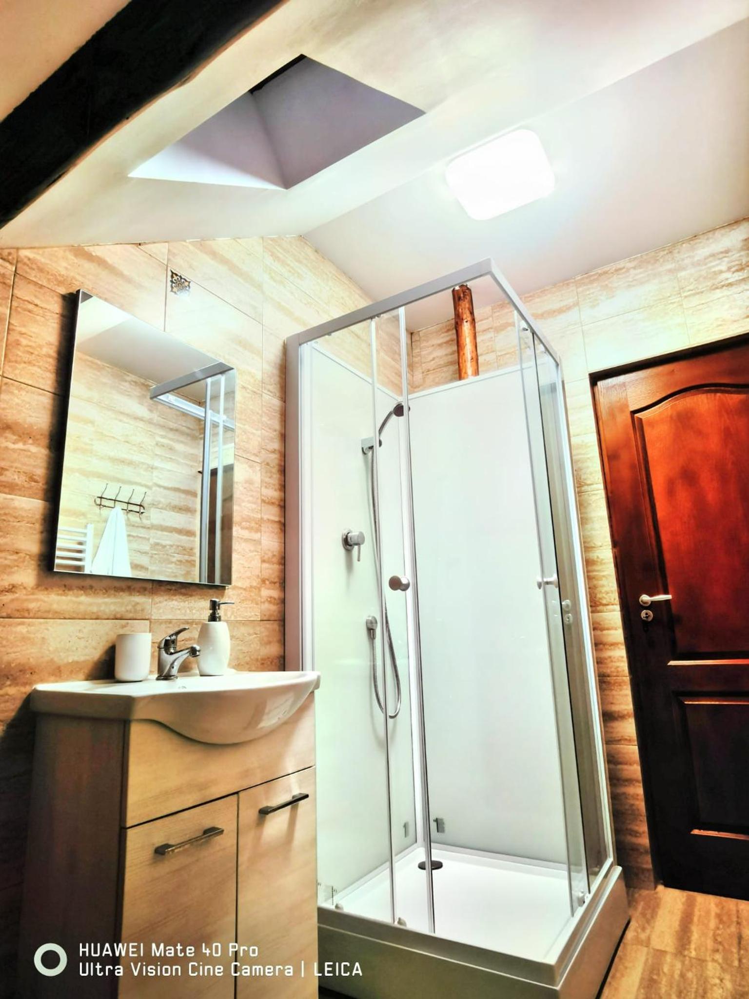 Queen Room with Shared Bathroom photo 3
