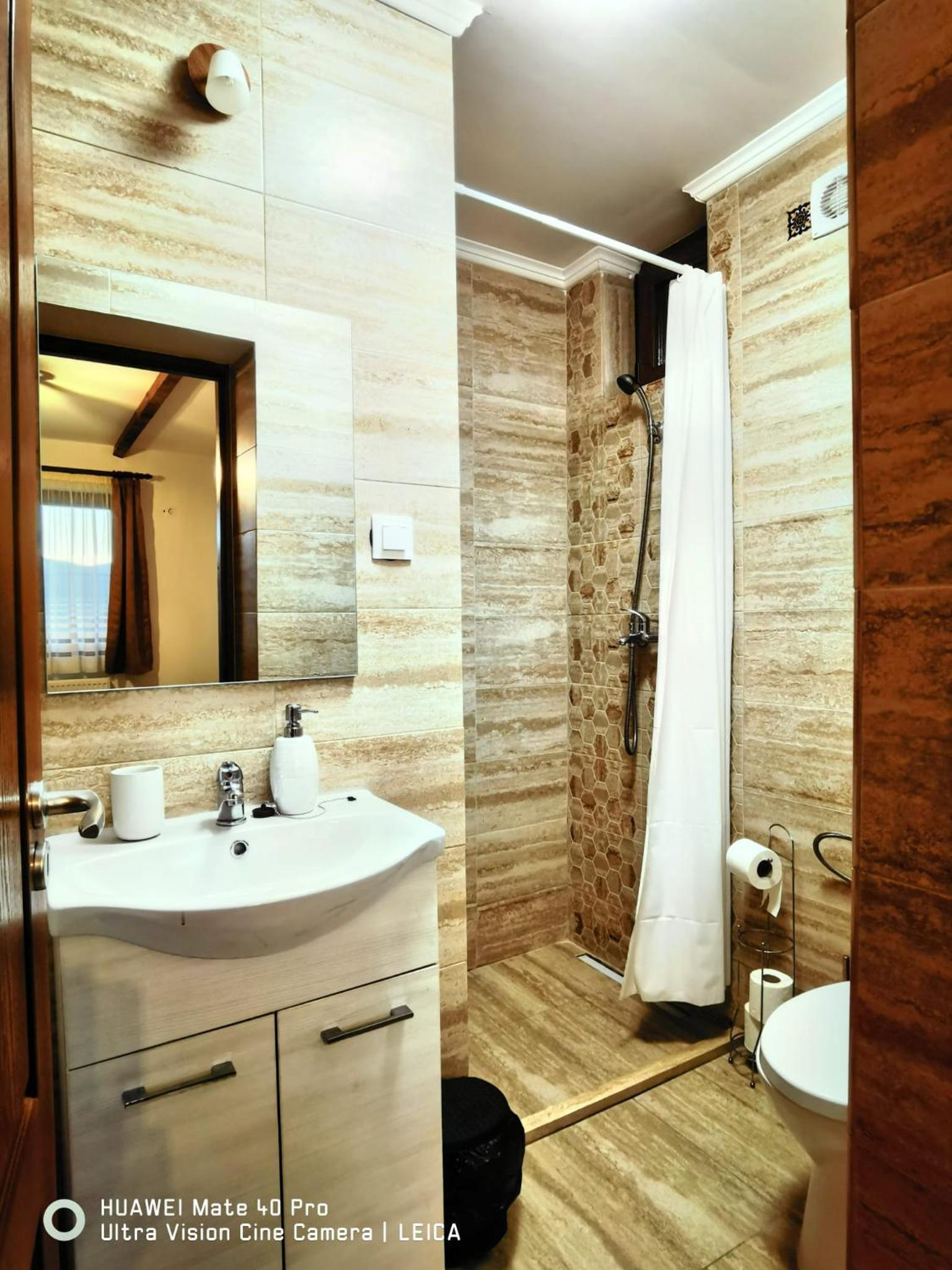 Double Room with Private Bathroom - Photo 3