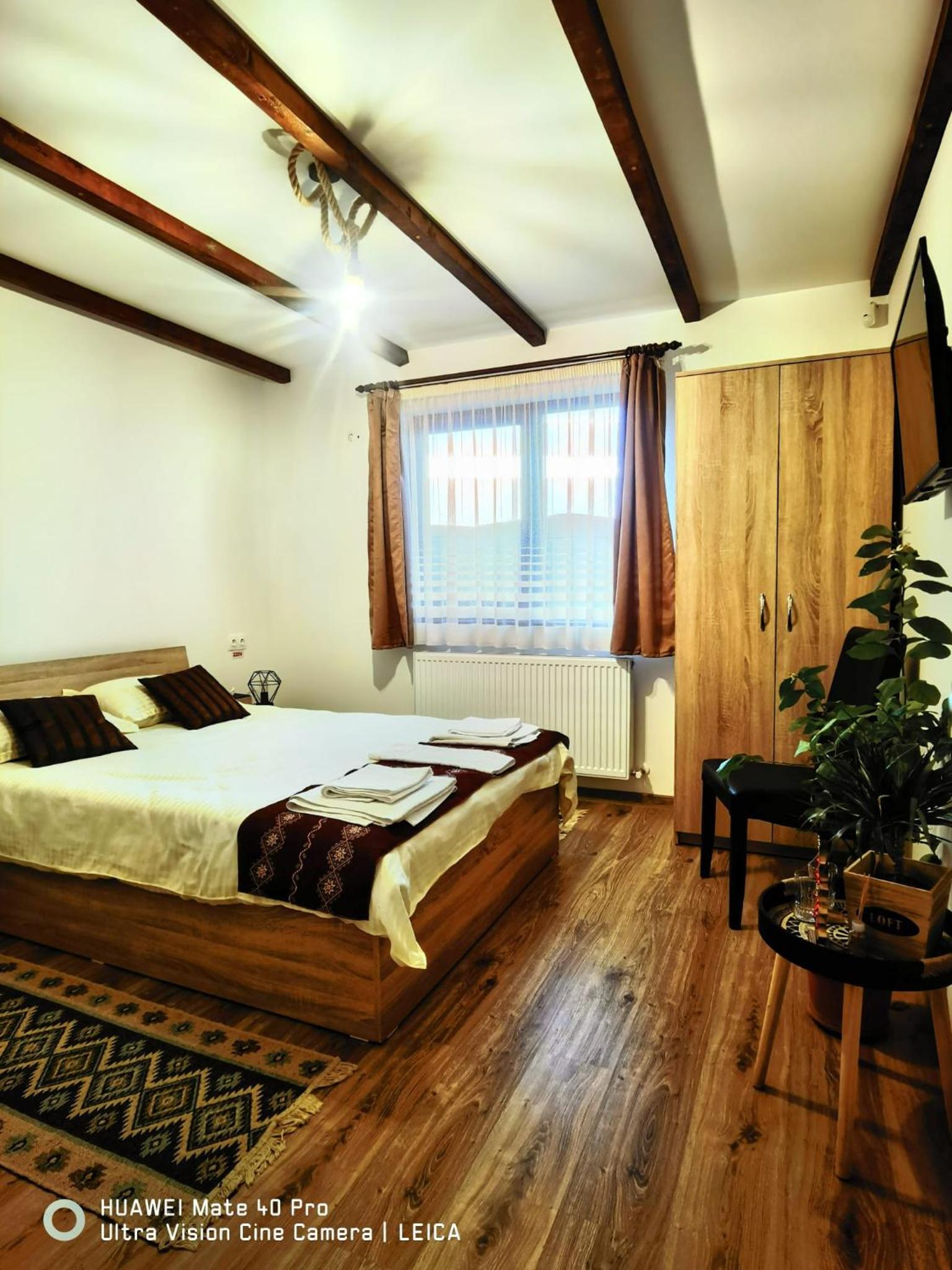 Double Room with Private Bathroom - Photo 2
