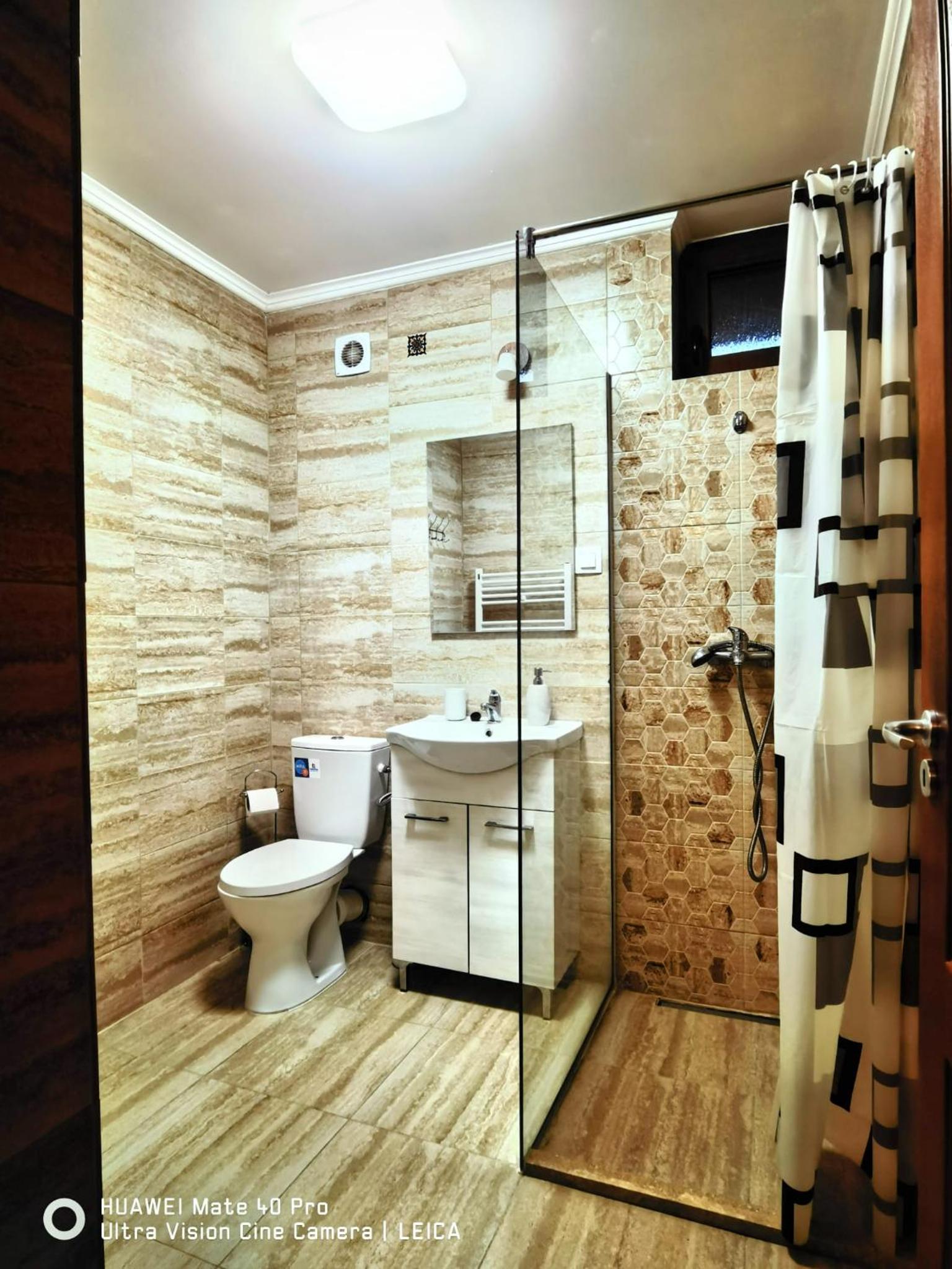 Double Room with Private Bathroom - Photo 4