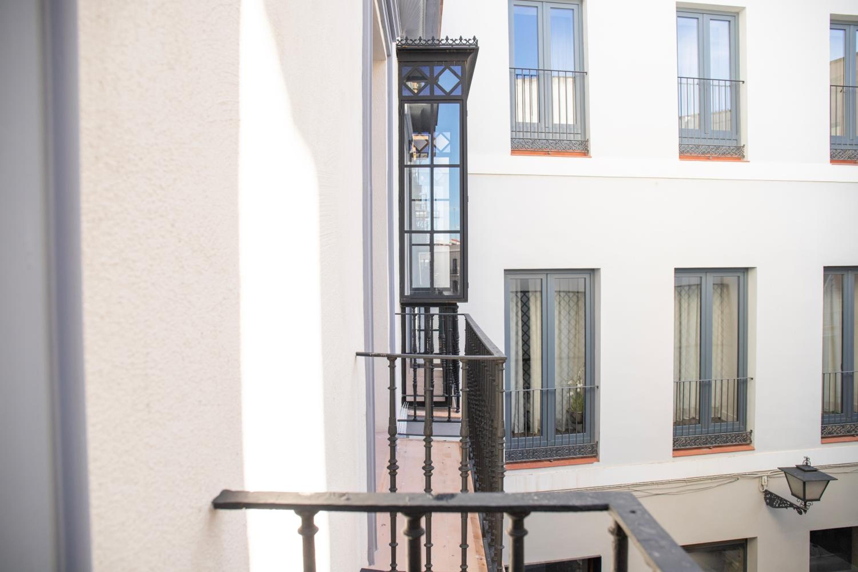 Apartment with Balcony - Photo 8