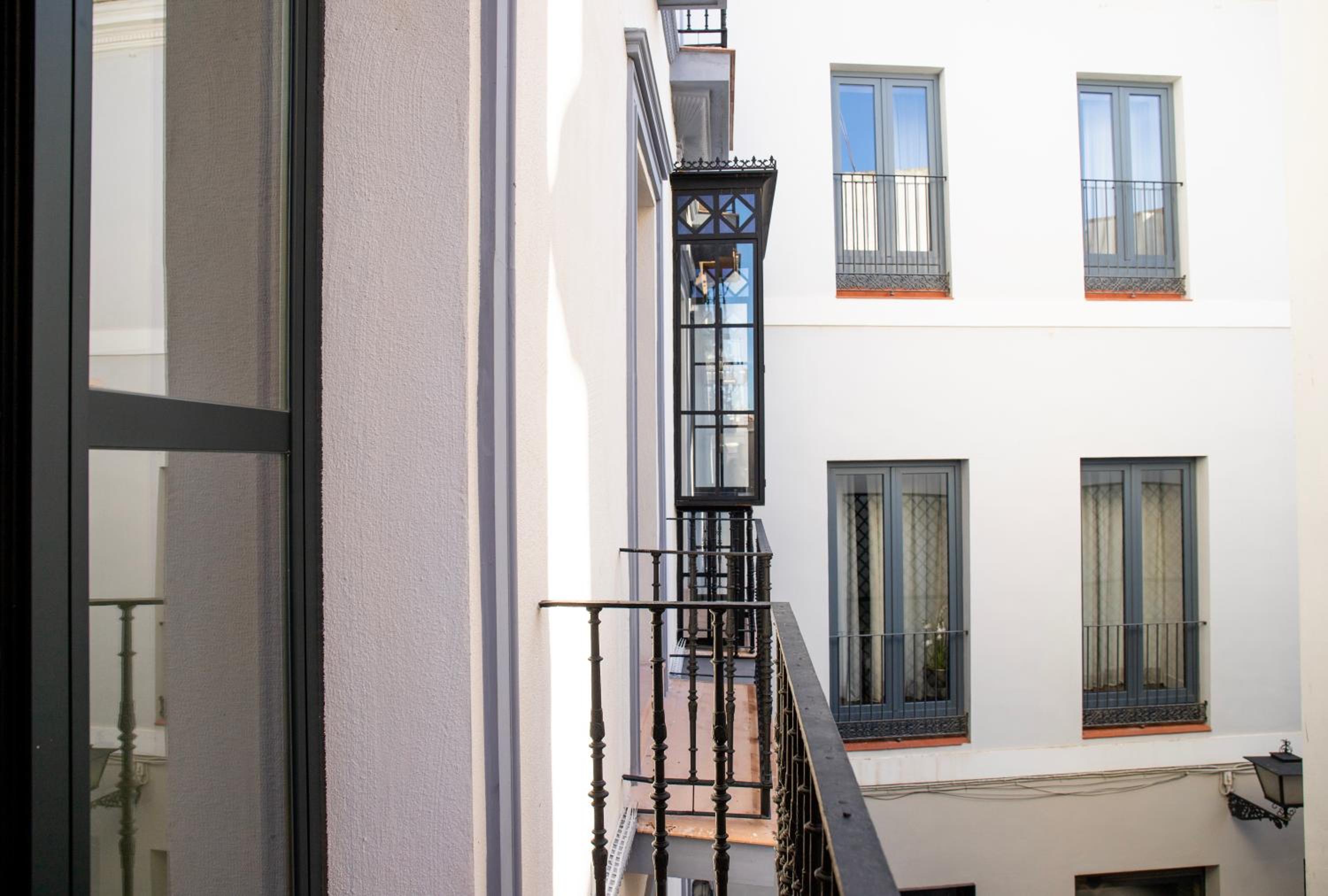 Apartment with Balcony - Photo 7