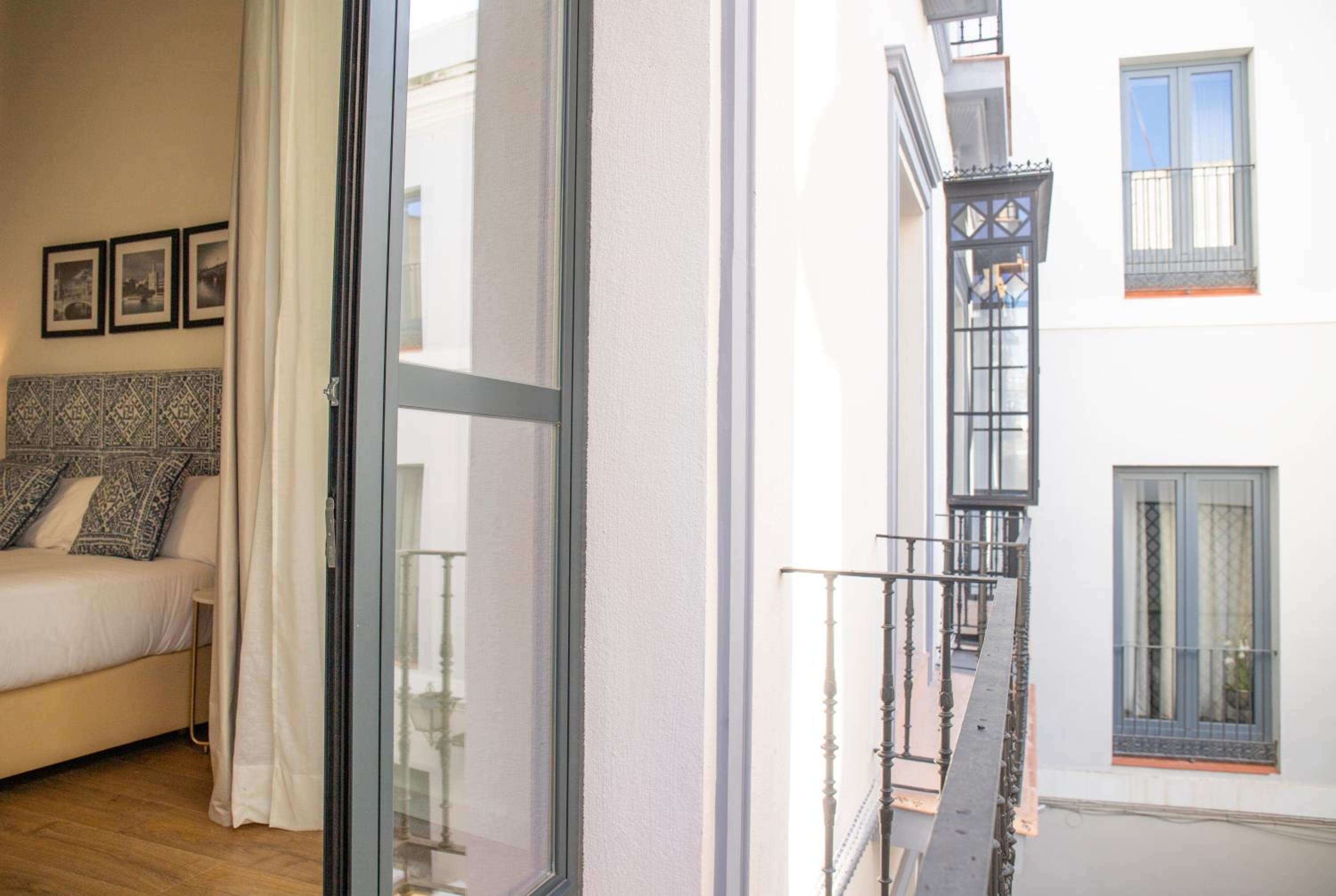 Apartment with Balcony - Photo 9