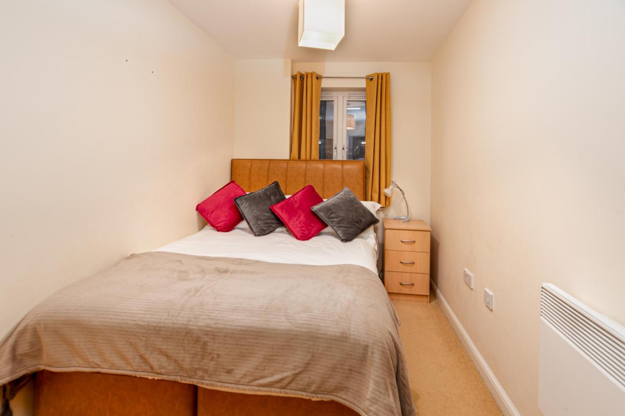 Classic Two-Bedroom Apartment Handleys Court photo 3