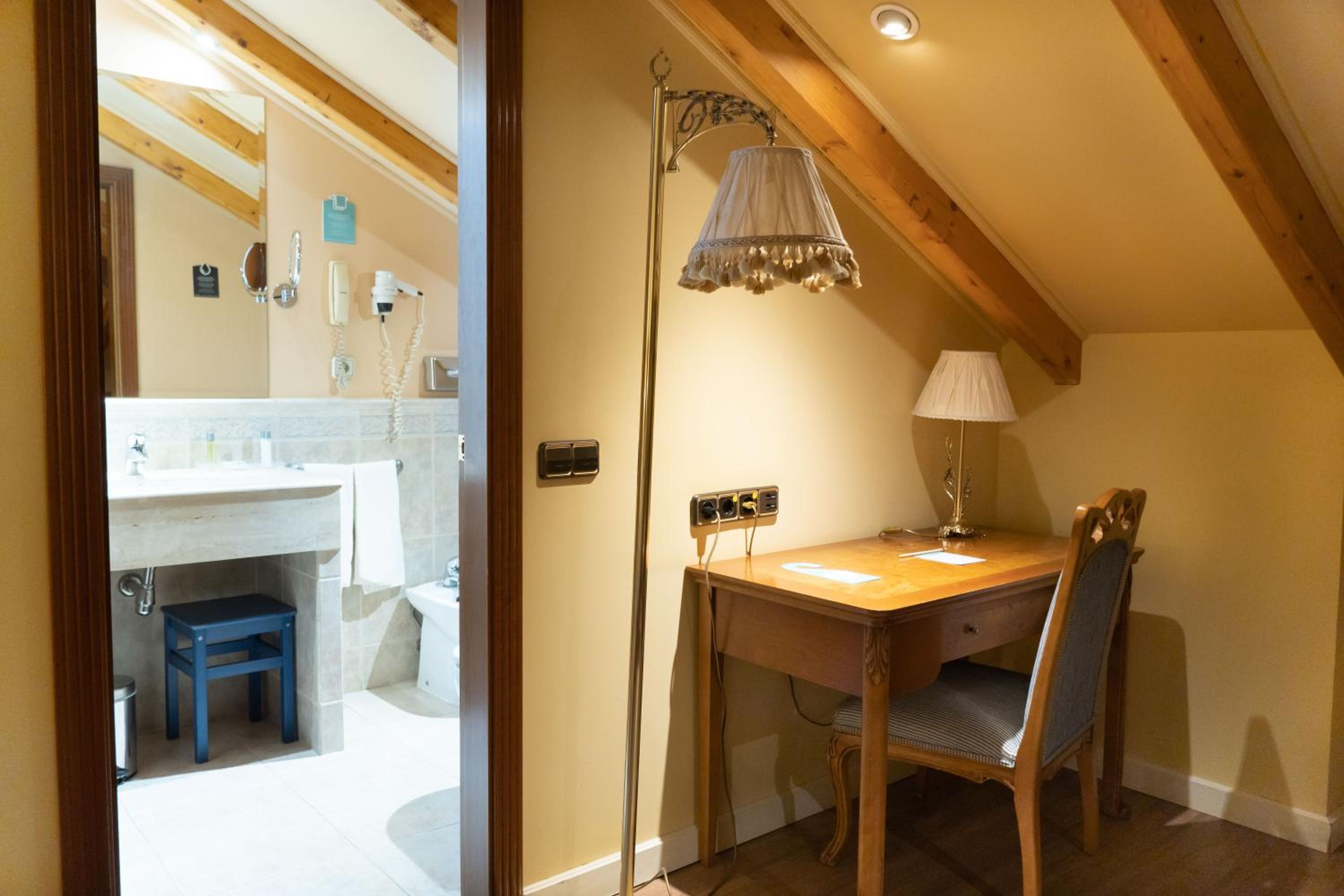 Standard Double or Twin Room - Photo 3