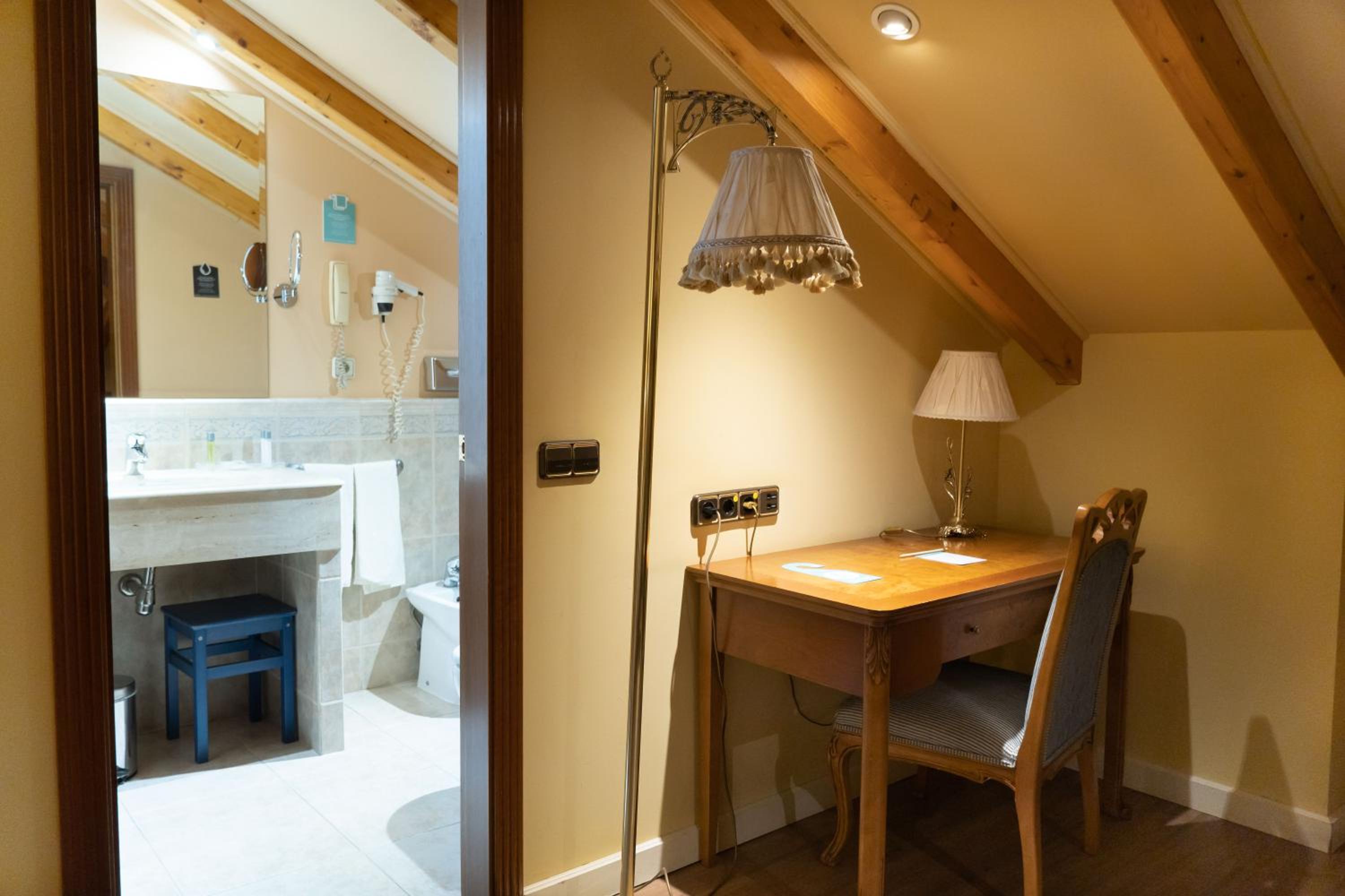 Standard Double or Twin Room - Photo 4