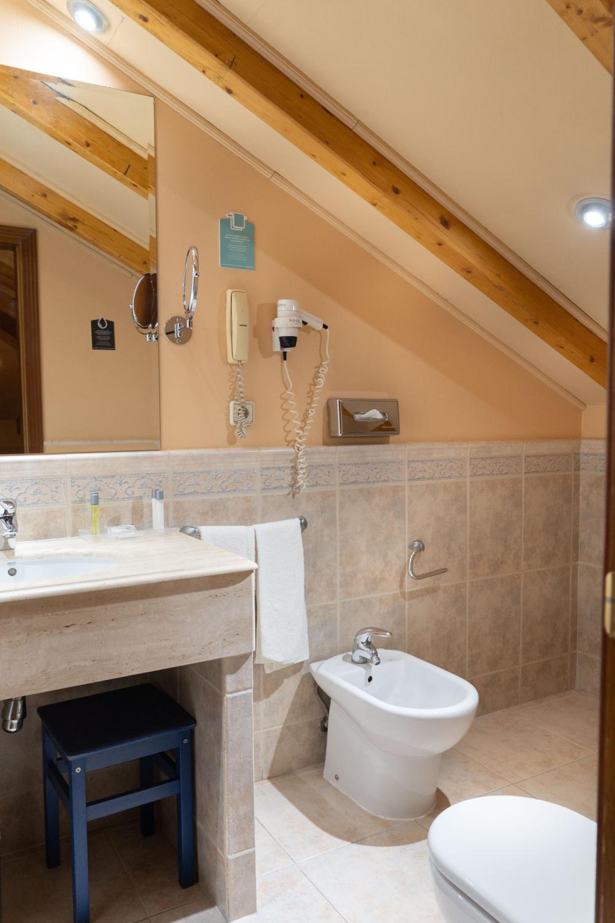 Standard Double or Twin Room - Photo 2