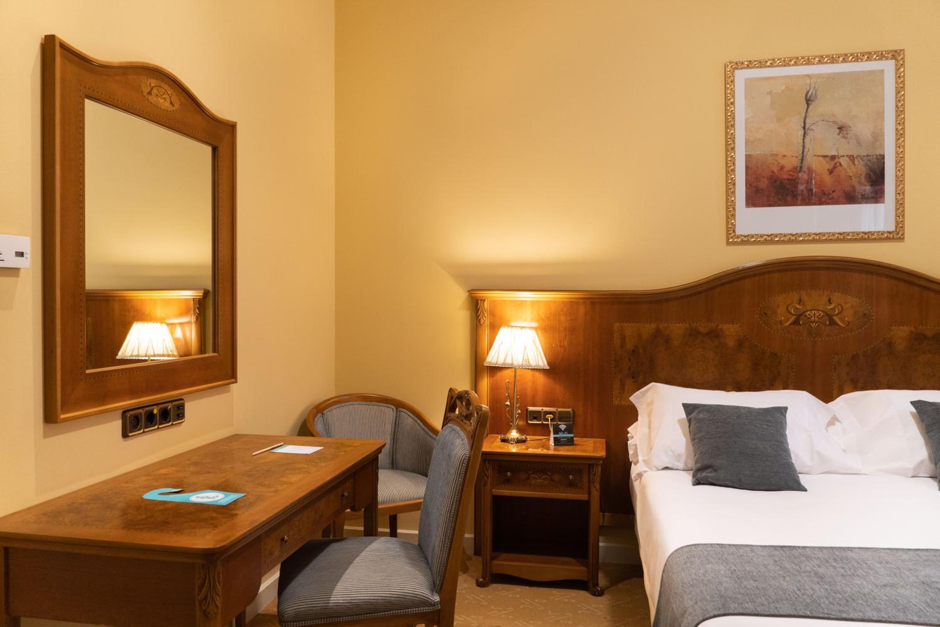 Standard Double or Twin Room - Photo 9