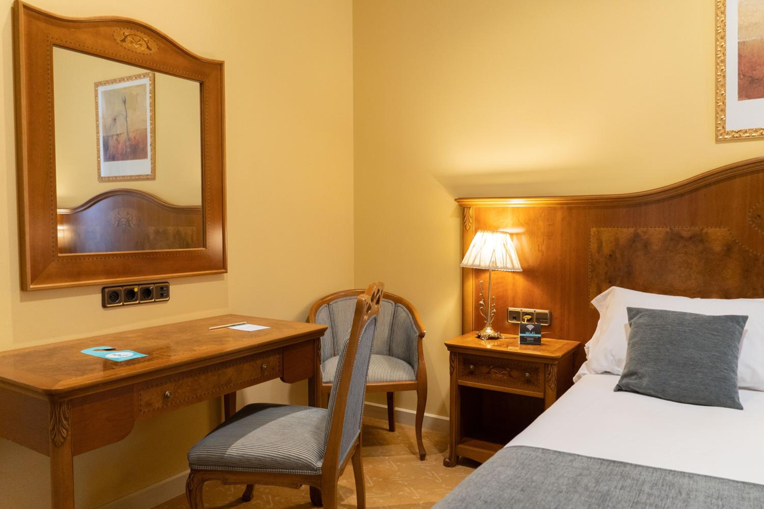 Standard Double or Twin Room - Photo 8