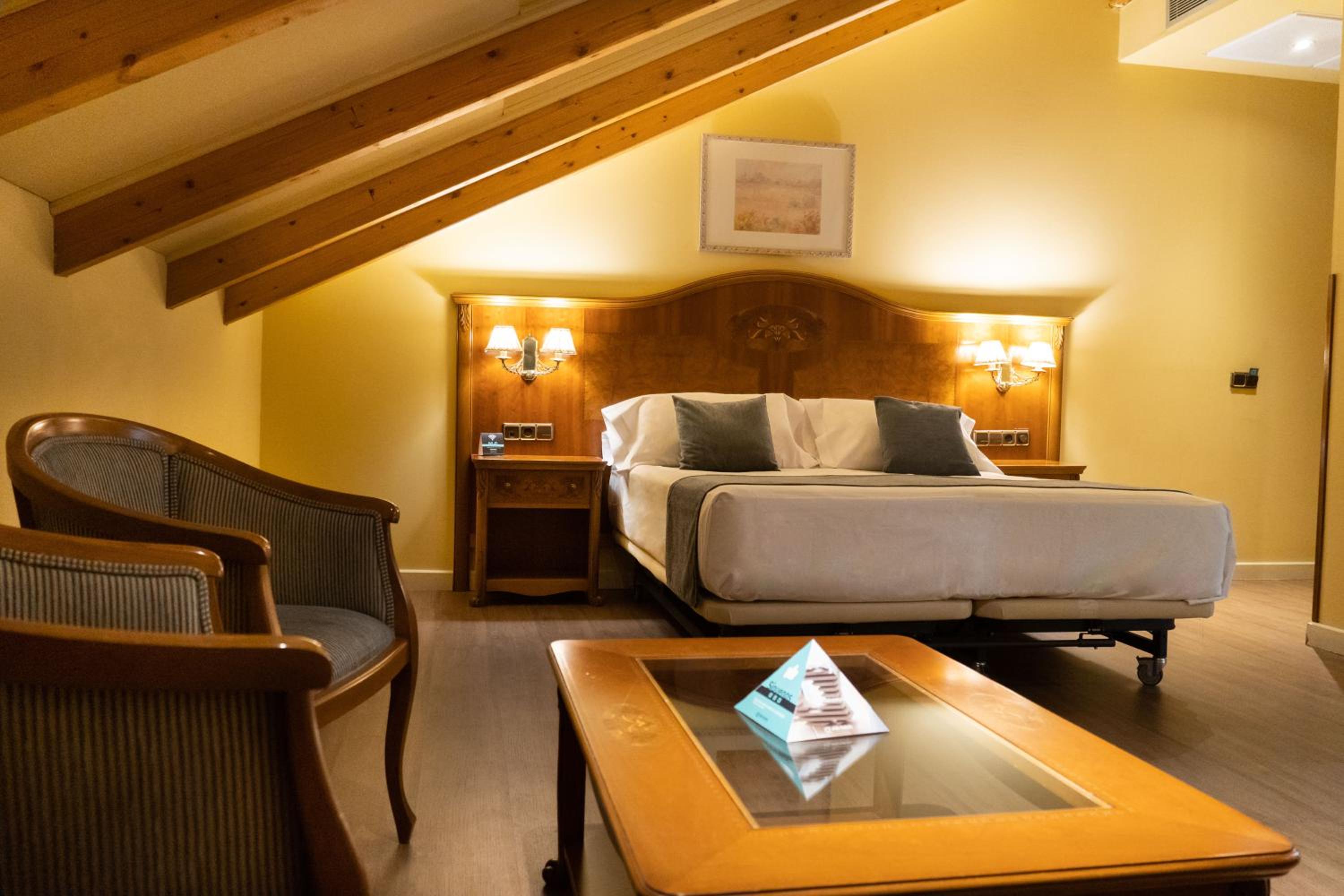Standard Double or Twin Room - Photo 7