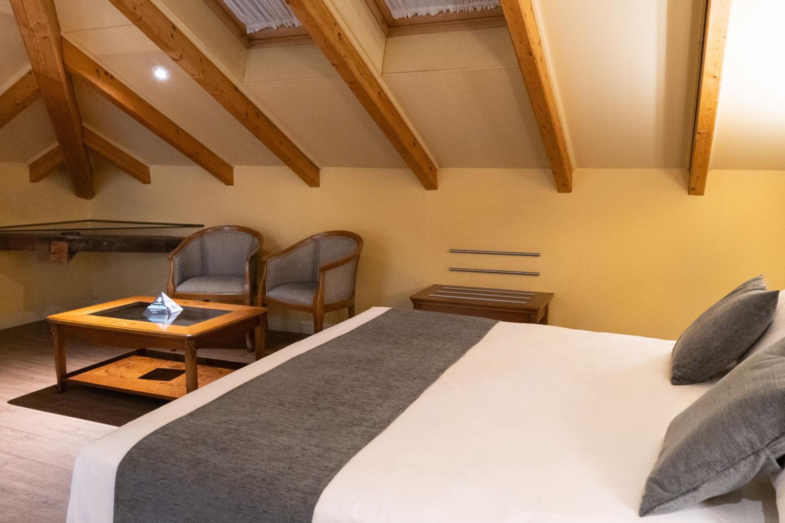 Standard Double or Twin Room - Photo 10