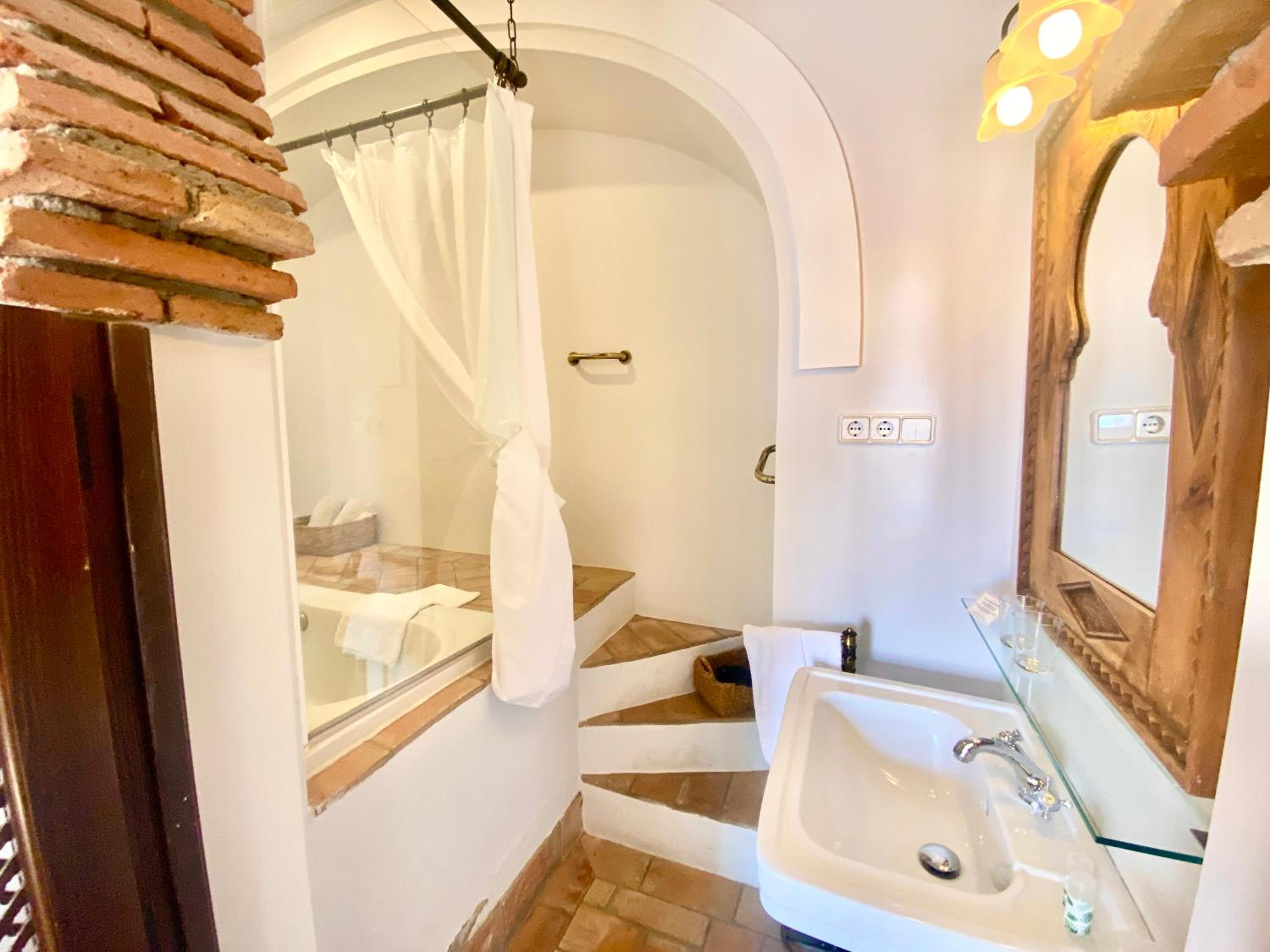 Double Room - Photo 16