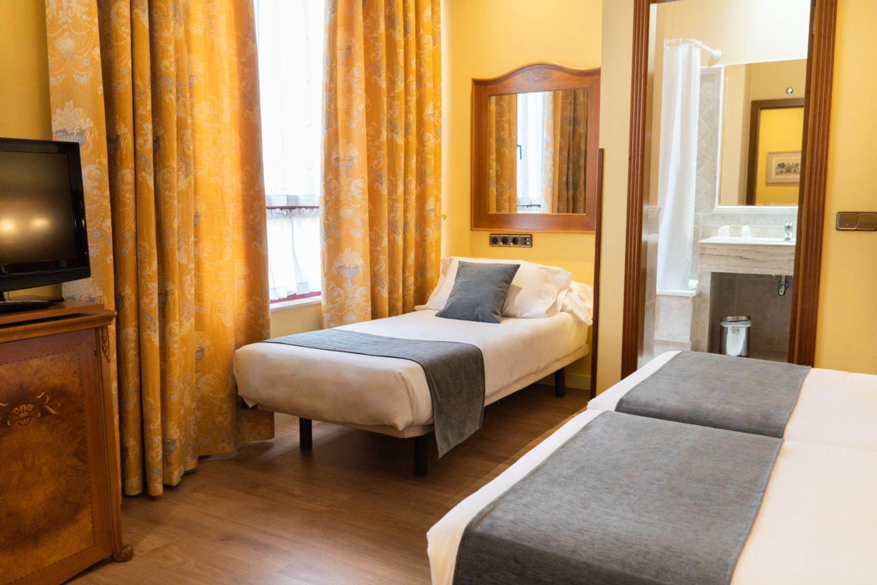 Budget Triple Room - Photo 6