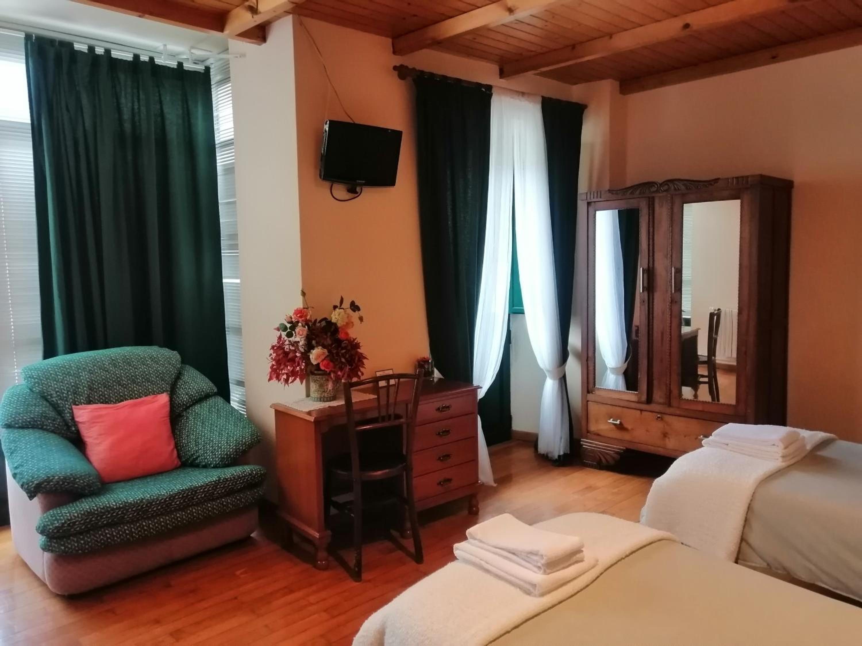 Double or Twin Room with Balcony - Photo 7