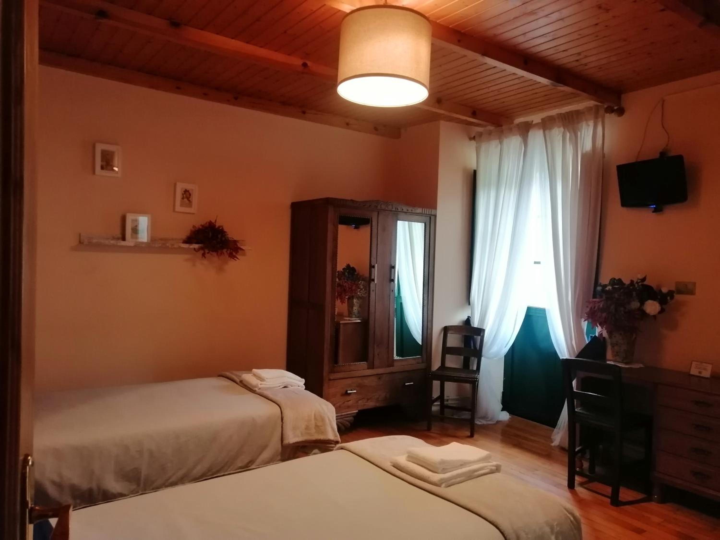 Double or Twin Room with Balcony - Photo 8