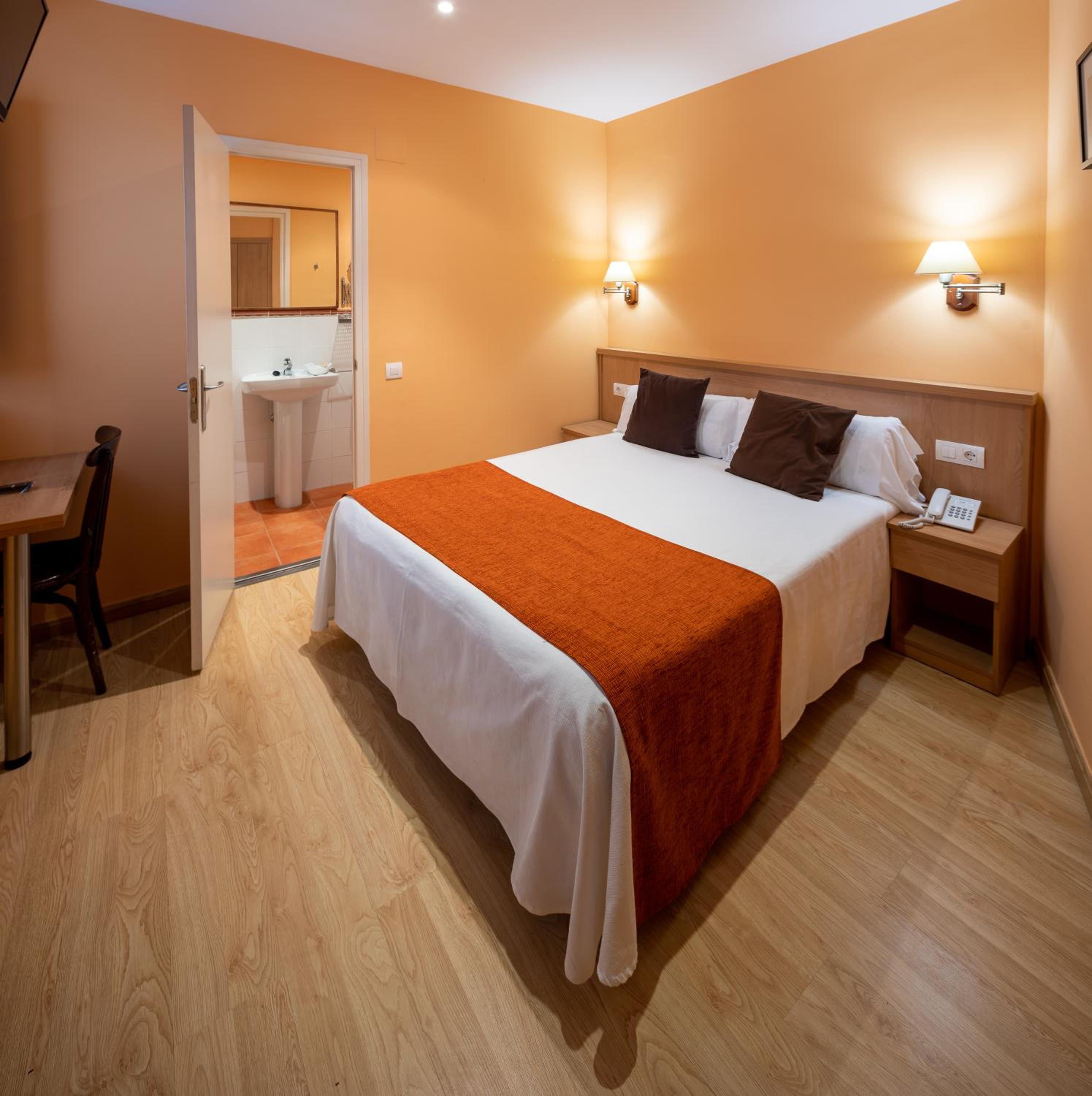 Budget Double Room photo 3