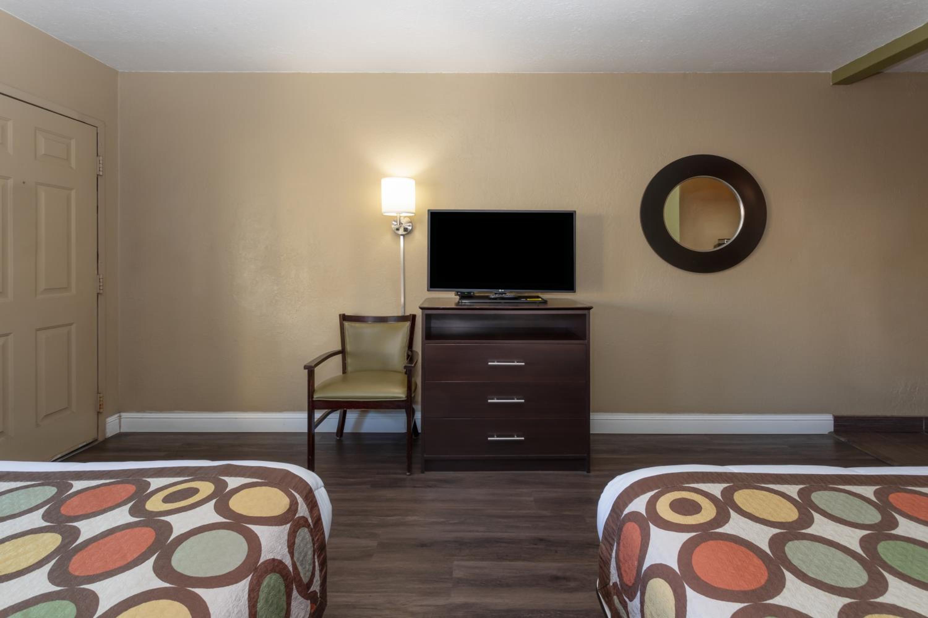 Queen Room with Two Queen Beds - Non-Smoking - Photo 1