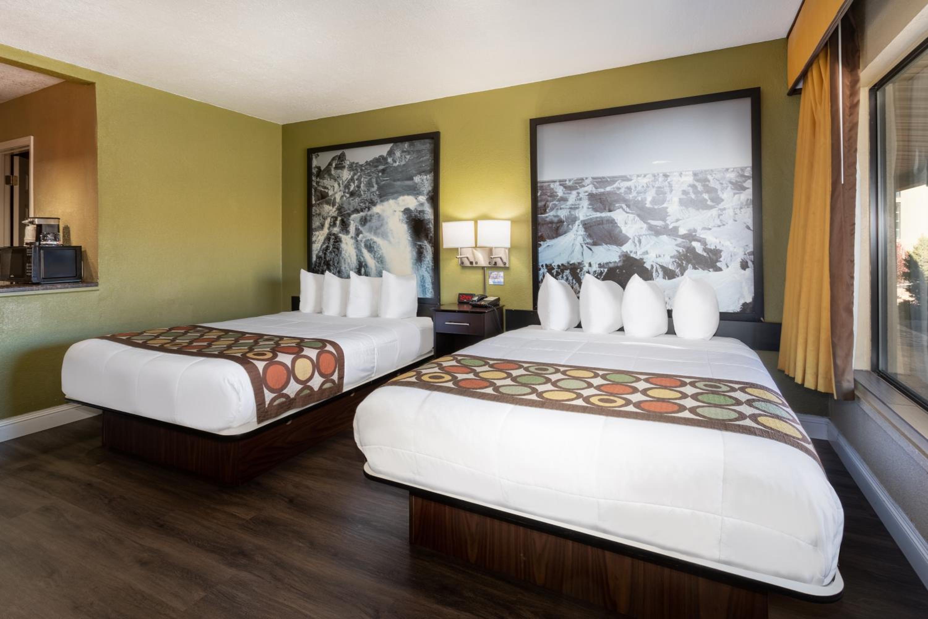 Queen Room with Two Queen Beds - Non-Smoking - Photo 4