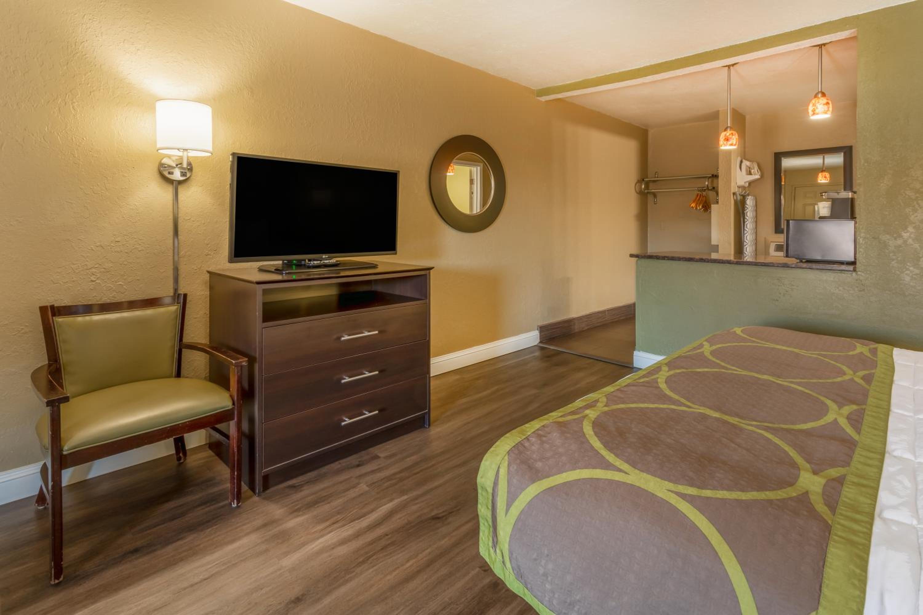 King Room - Non-Smoking - Photo 3