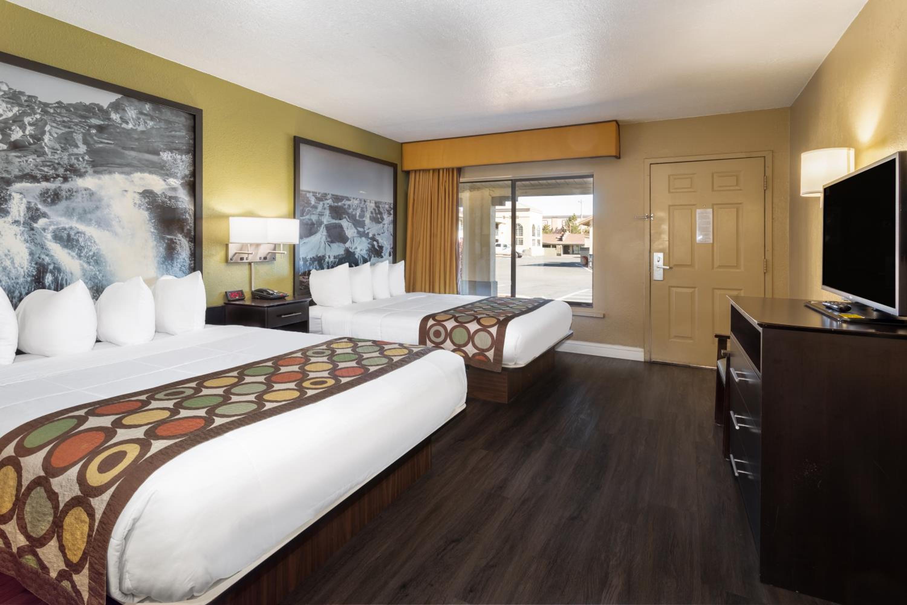 Queen Room with Two Queen Beds - Non-Smoking - Photo 2