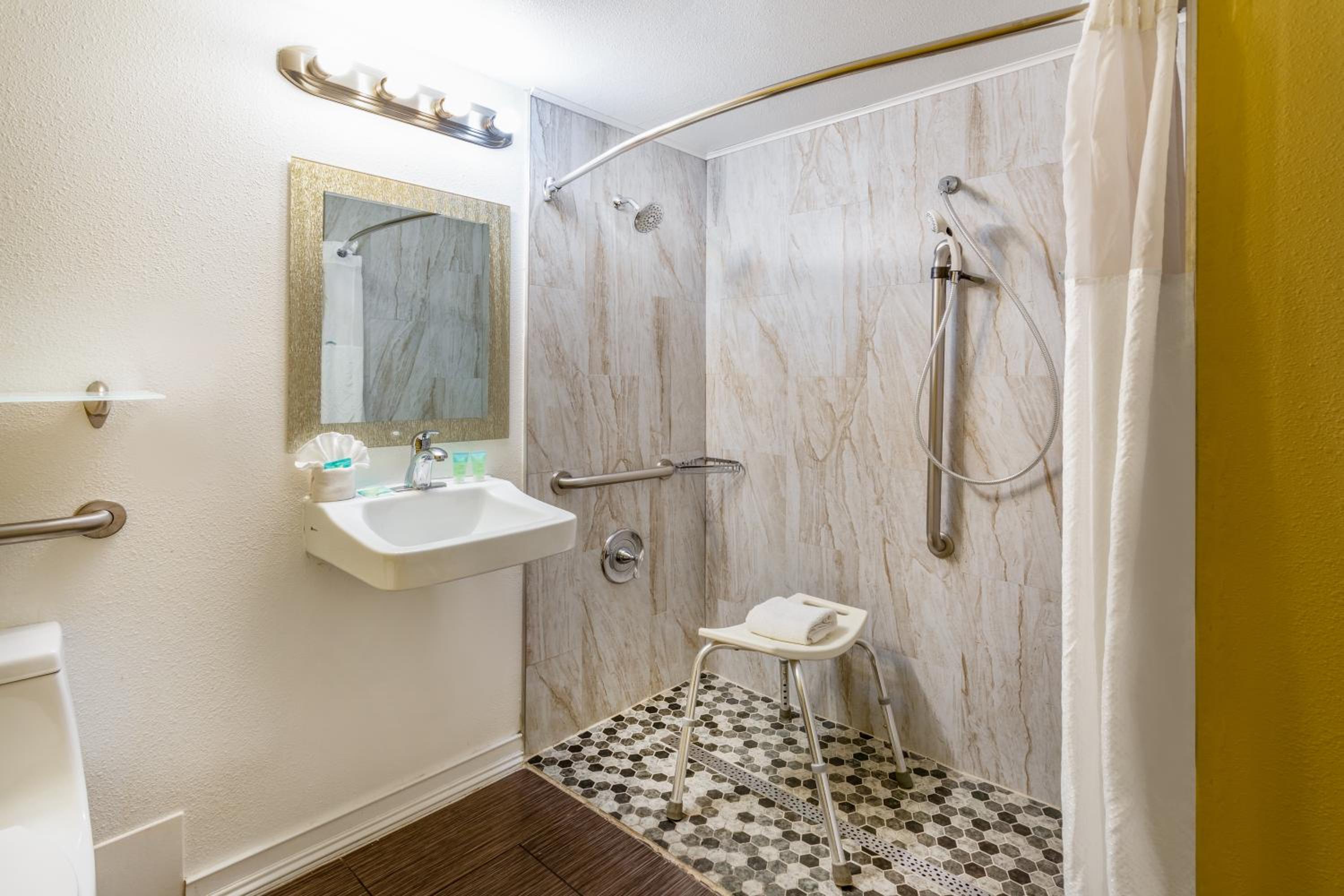 King Room - Mobility Access/Non-Smoking - Photo 2