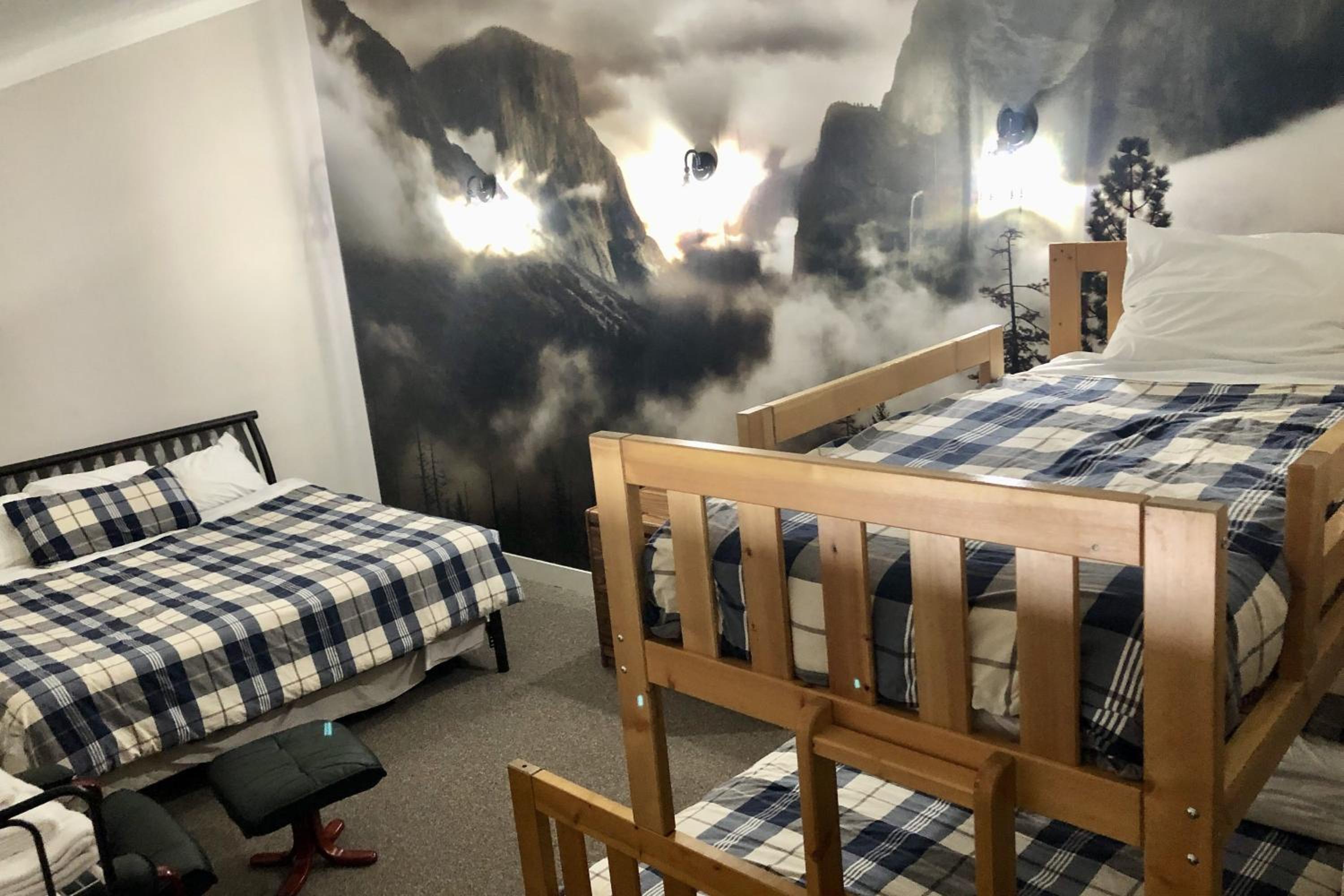 Deluxe Three-Bedroom Apartment with Loft photo 2