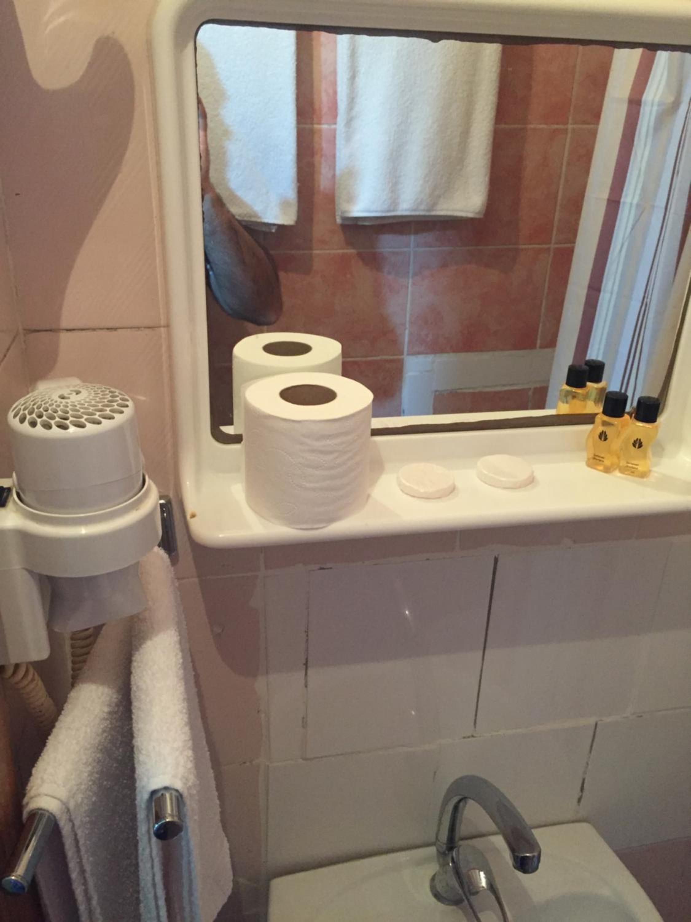 Single Room with Bathroom photo 2